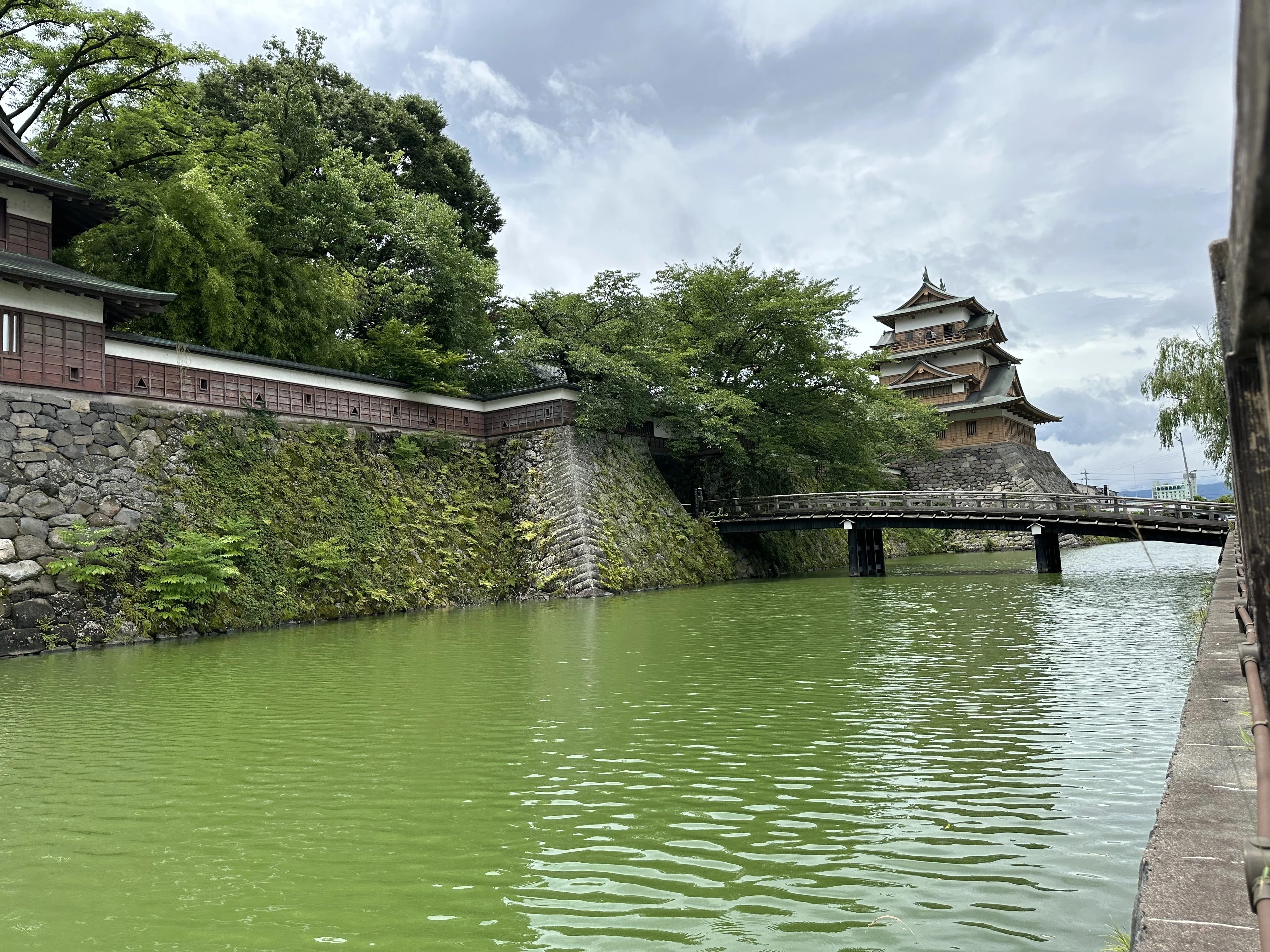 温泉が引かれていた城、長野・諏訪市の高島城｜関友美 / 日本酒