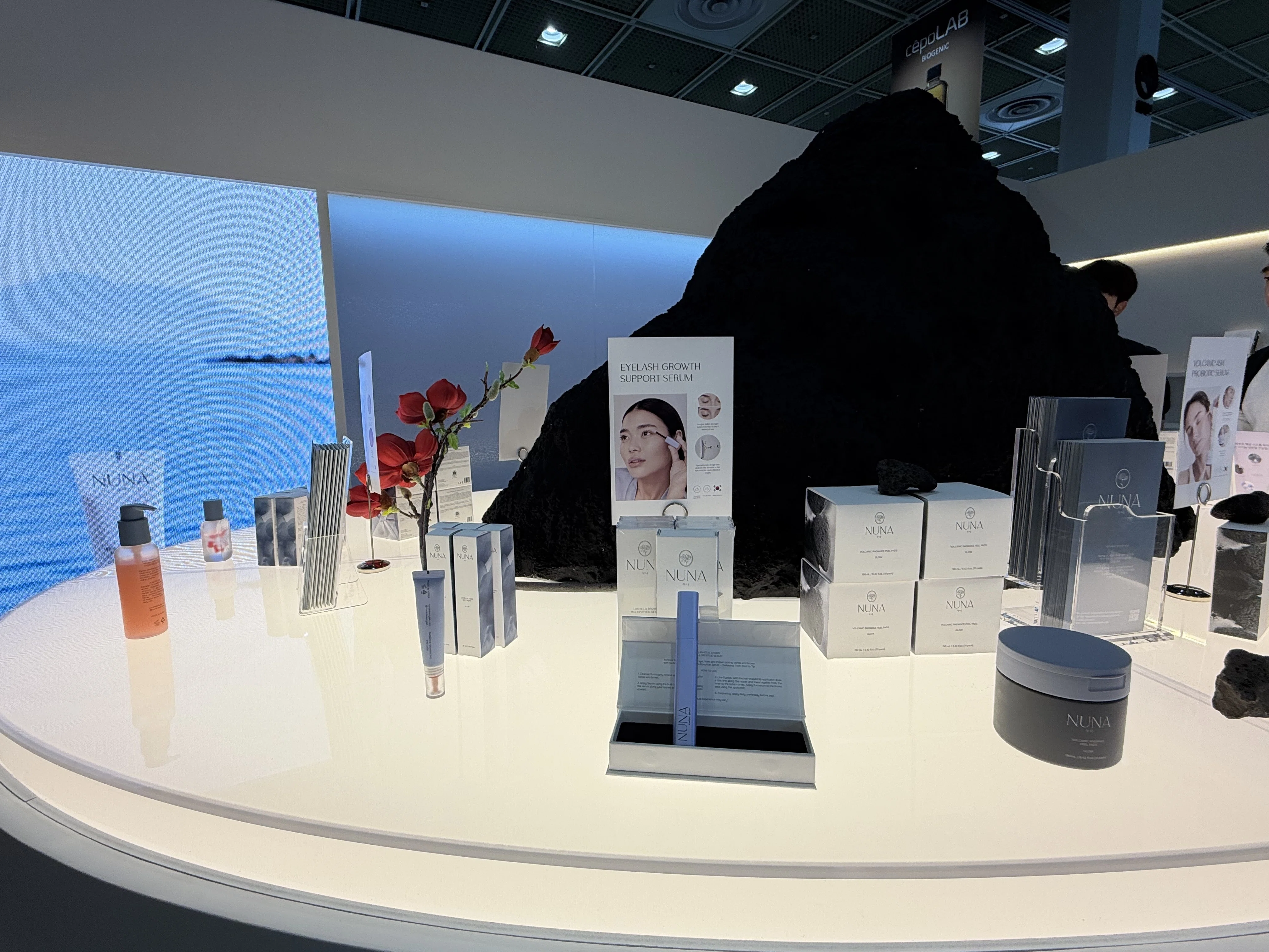 韓国コスメの日本進出、ロコタビがロコと共に現地展示会を視察