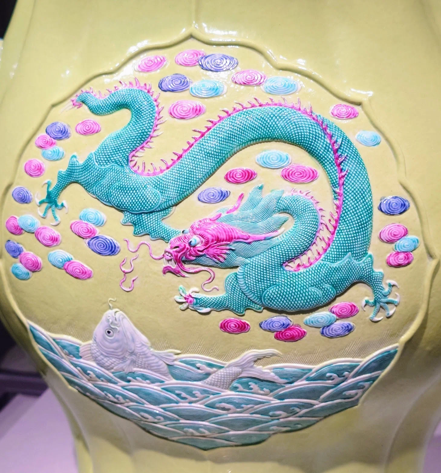 中国美術品 堆朱 龍と鳳凰文様皿 台湾国立故宮博物館 台湾旅行最終日。台湾の至宝に目と知識欲を潤すラストも思い出【中正