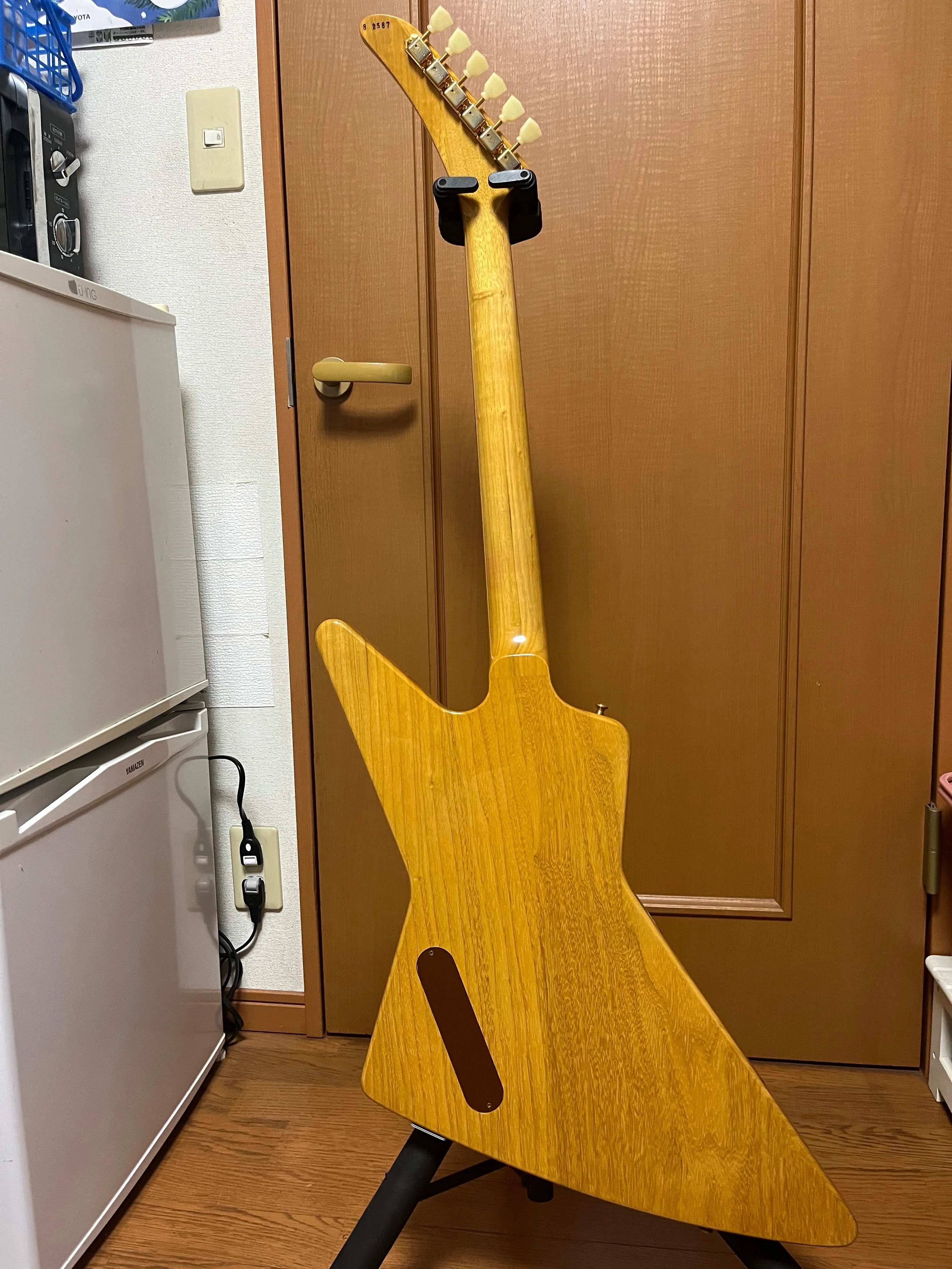 今回は、このGuitarをご紹介させて下さい。これで変形Guitarシリーズは