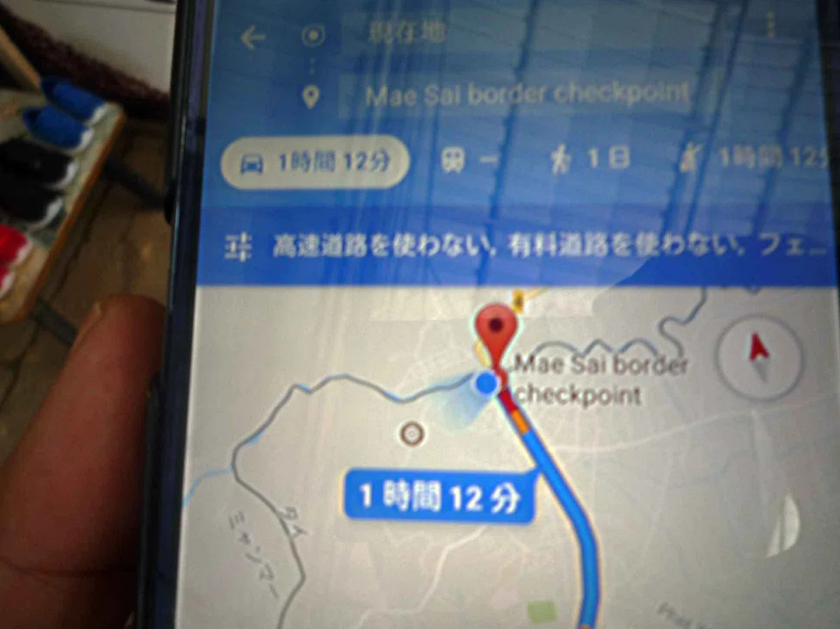 スマートフォンの地図にMae Sai border checkpointへの経路と、国境付近の赤い渋滞表示が出ている