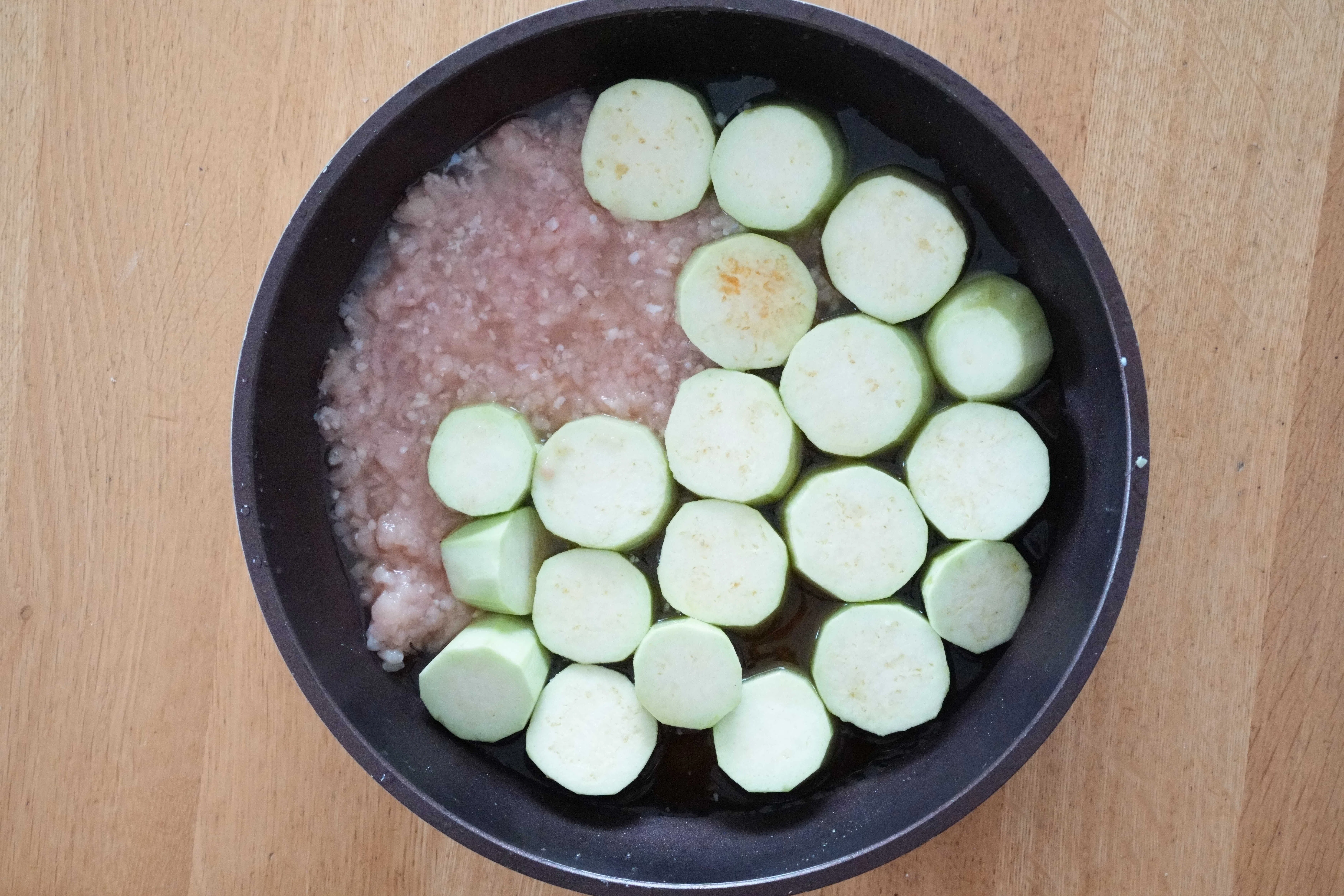 冷たさがごちそうな夏野菜レシピあり〼「鶏ひき肉の冷やしなす」｜本田
