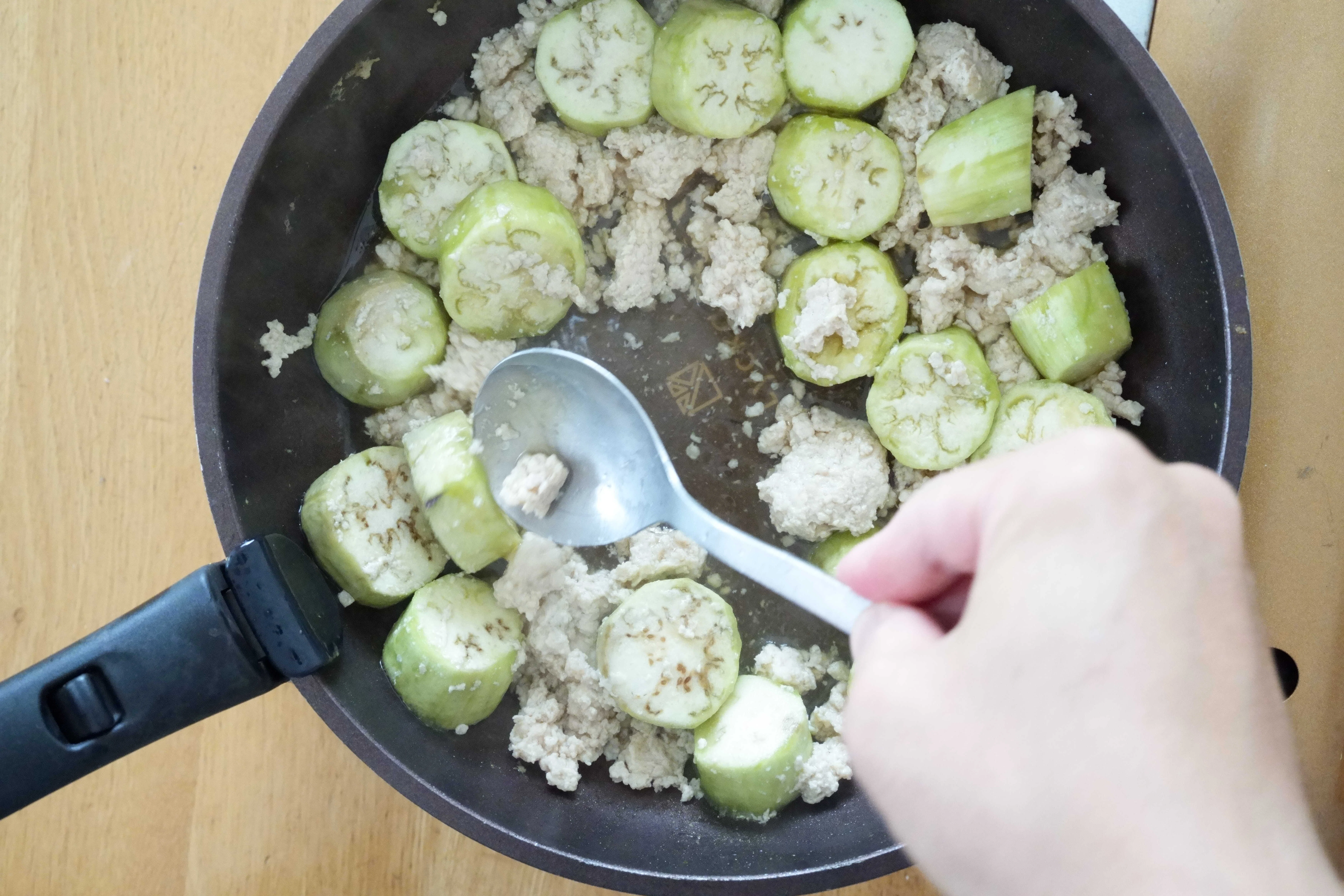 冷たさがごちそうな夏野菜レシピあり〼「鶏ひき肉の冷やしなす」｜本田
