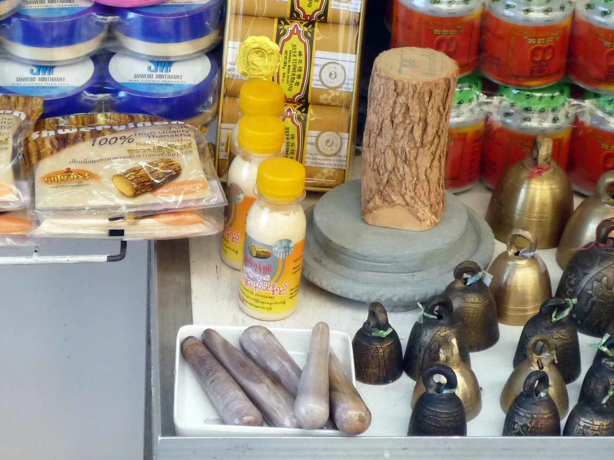 木片、円形の石板、容器入りの商品、金属製の鈴が店先に並んでいる