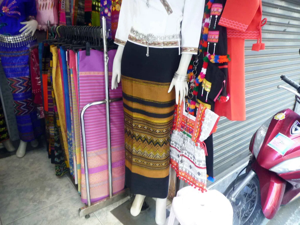 模様入りの長いスカートや織物の服を着せたマネキンが店先に並んでいる