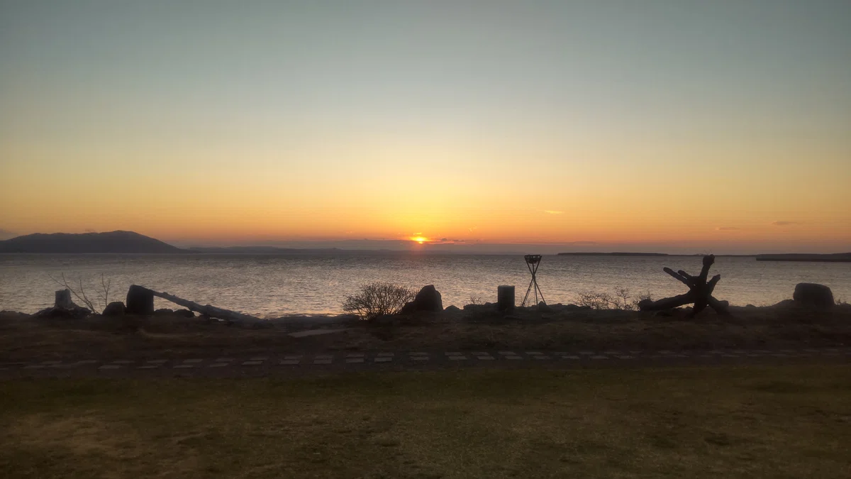 沈む直前のサロマ湖の夕日
