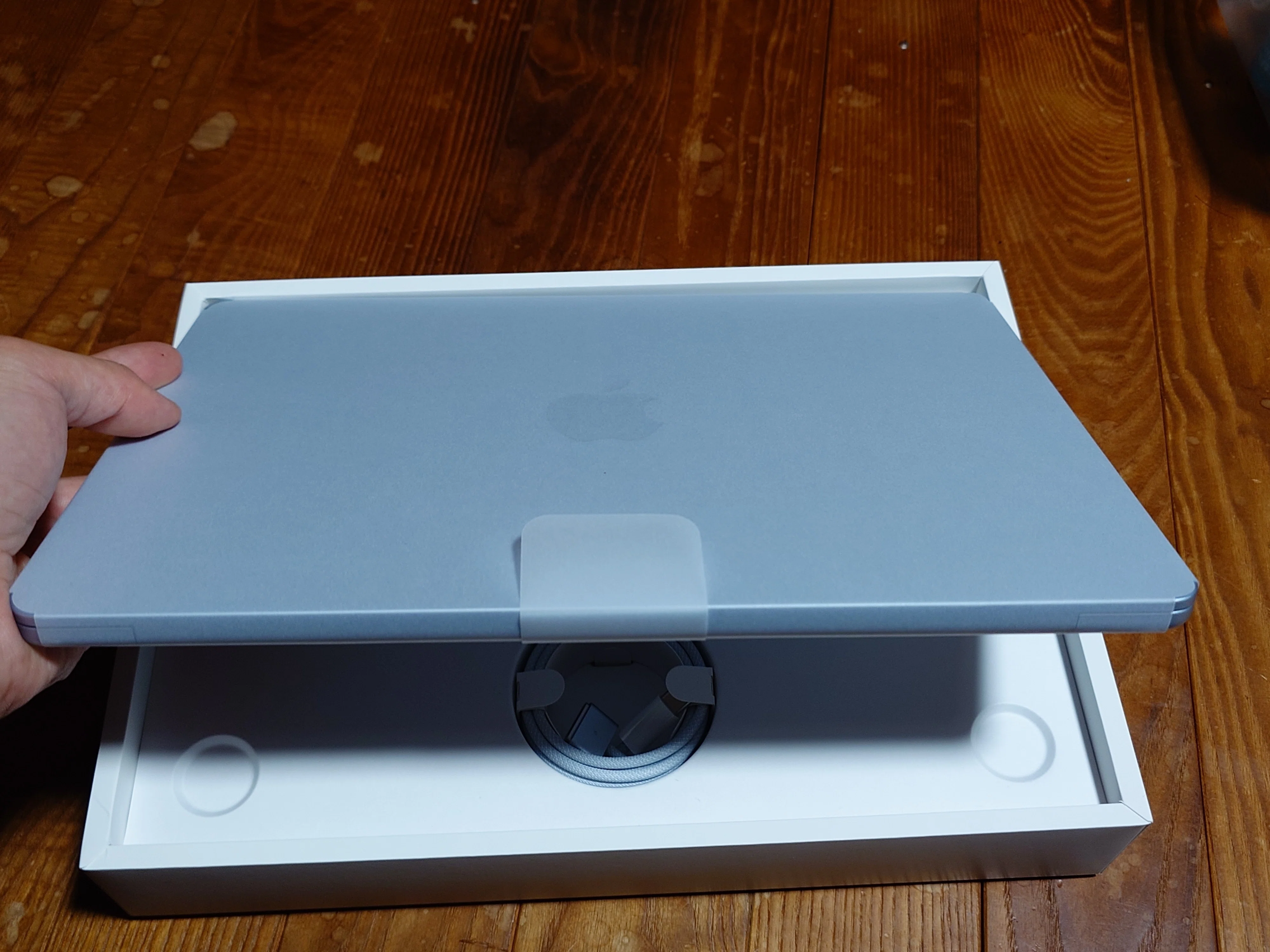 値上がり前に人生初めてMac（Macbook Air）を購入。購入理由と開封の儀
