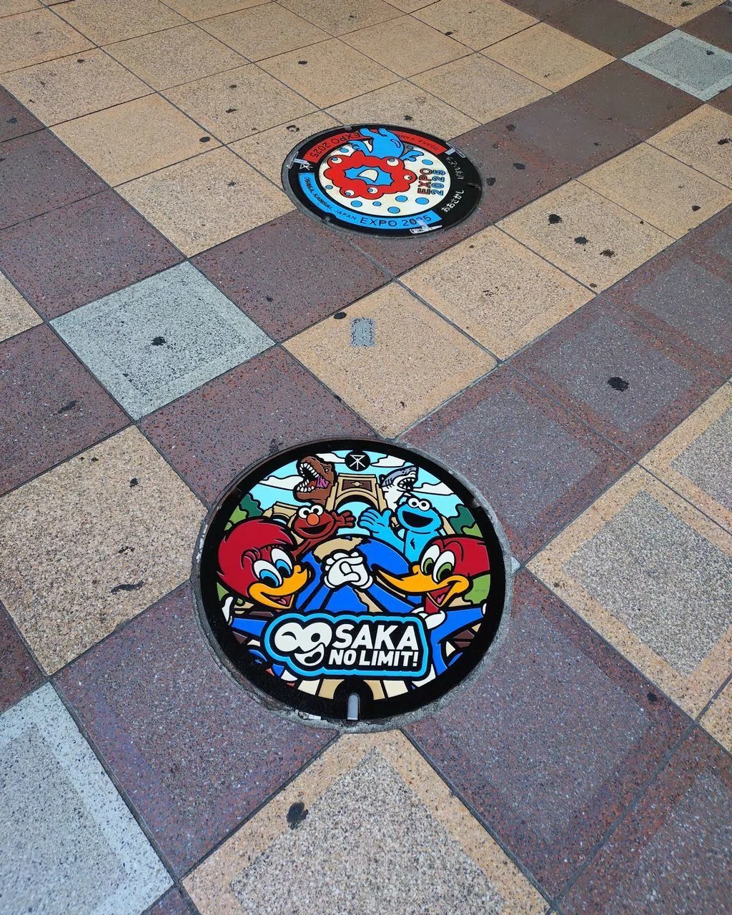 USJが大阪市に寄贈したマンホールの蓋が大阪駅前にも設置されていまし