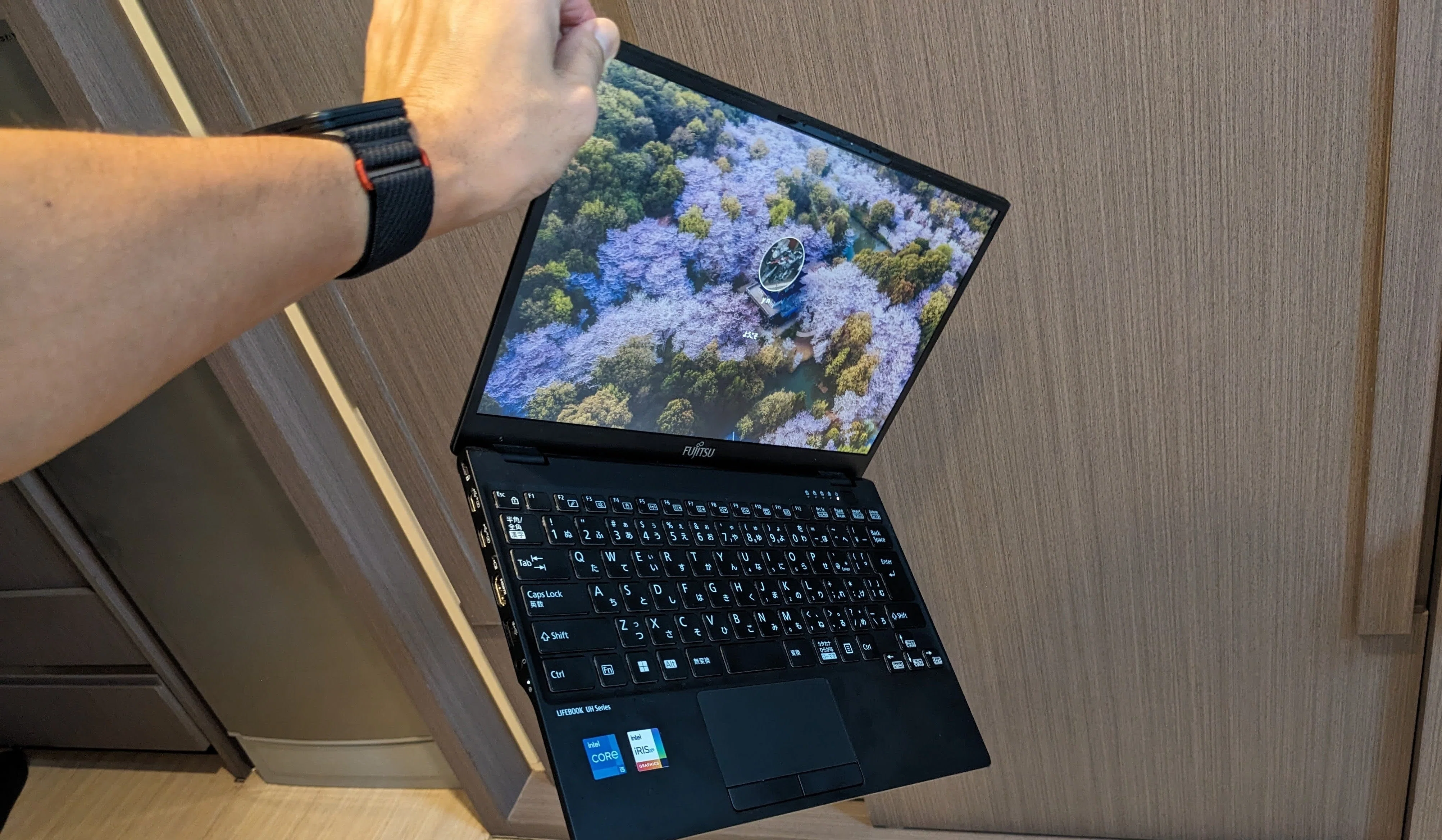 軽量な執筆環境を考えると、いつも、634gの超軽量ノートPCでいいよねで