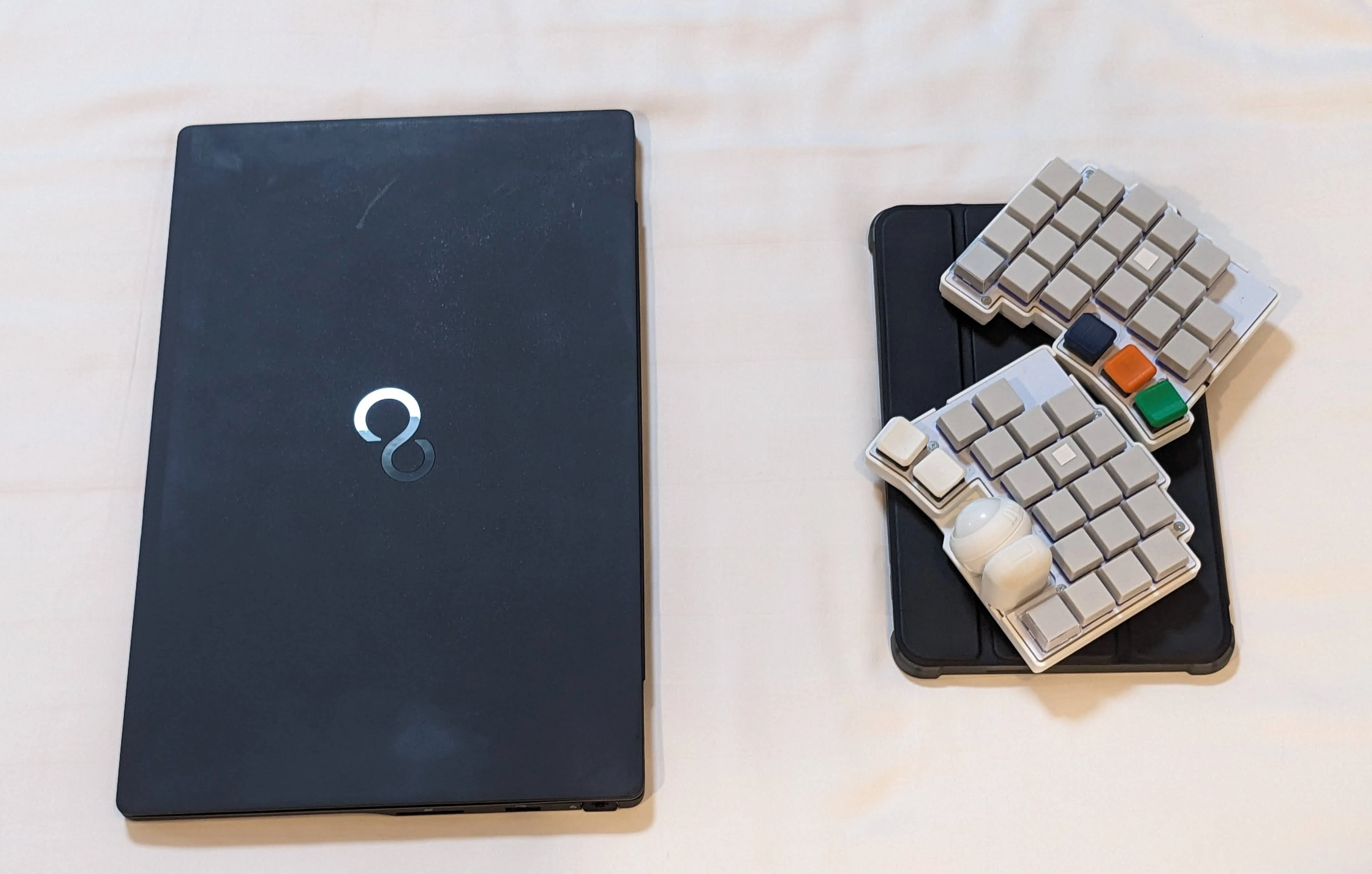 軽量な執筆環境を考えると、いつも、634gの超軽量ノートPCでいいよねで
