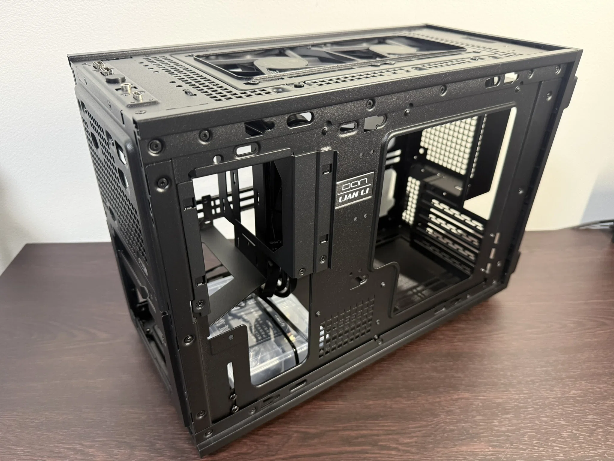 J*M様 LIAN LI B4-mATX Wood Black PCケース 縦置 LIANLI B4-mATX WOOD オシャレなウッドパネルPCケースのレビュー｜ねこ