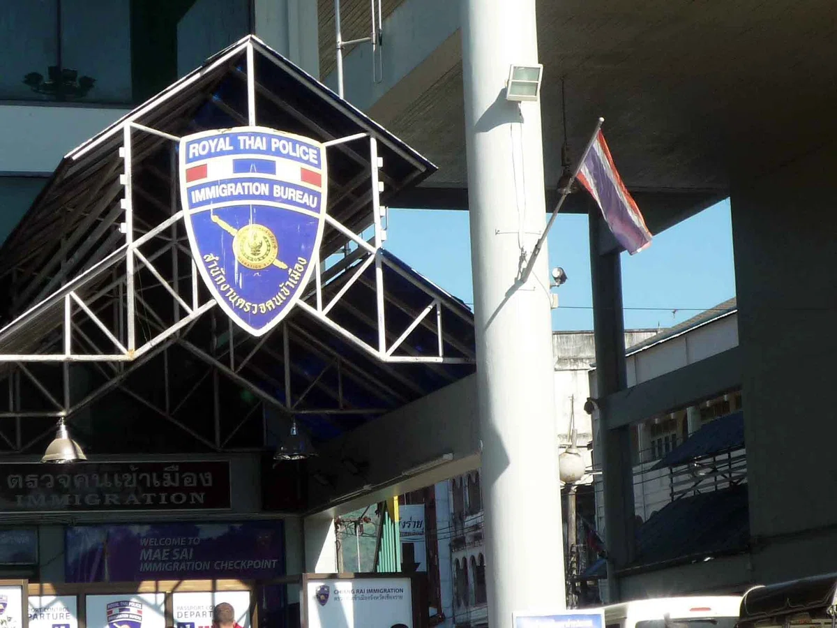 「ROYAL THAI POLICE IMMIGRATION BUREAU」の標章とタイ国旗が掲げられた出国審査場