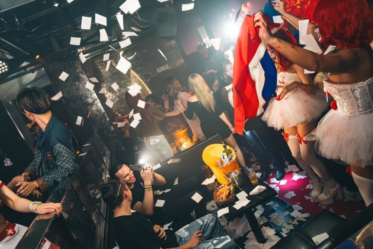 Guests enjoying a VIP event with confetti and live entertainment at Nightclub GALA RESORT in Namba, Osaka. A vibrant nightlife experience near Dotonbori, popular with international travelers, group celebrations, and VIP party guests.