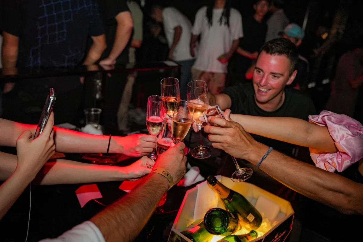 Guests enjoying a champagne toast in the VIP area at Nightclub GALA RESORT in Namba, Osaka. A popular nightlife experience near Dotonbori for birthday celebrations, group trips, special occasions, and international travelers exploring Osaka.
