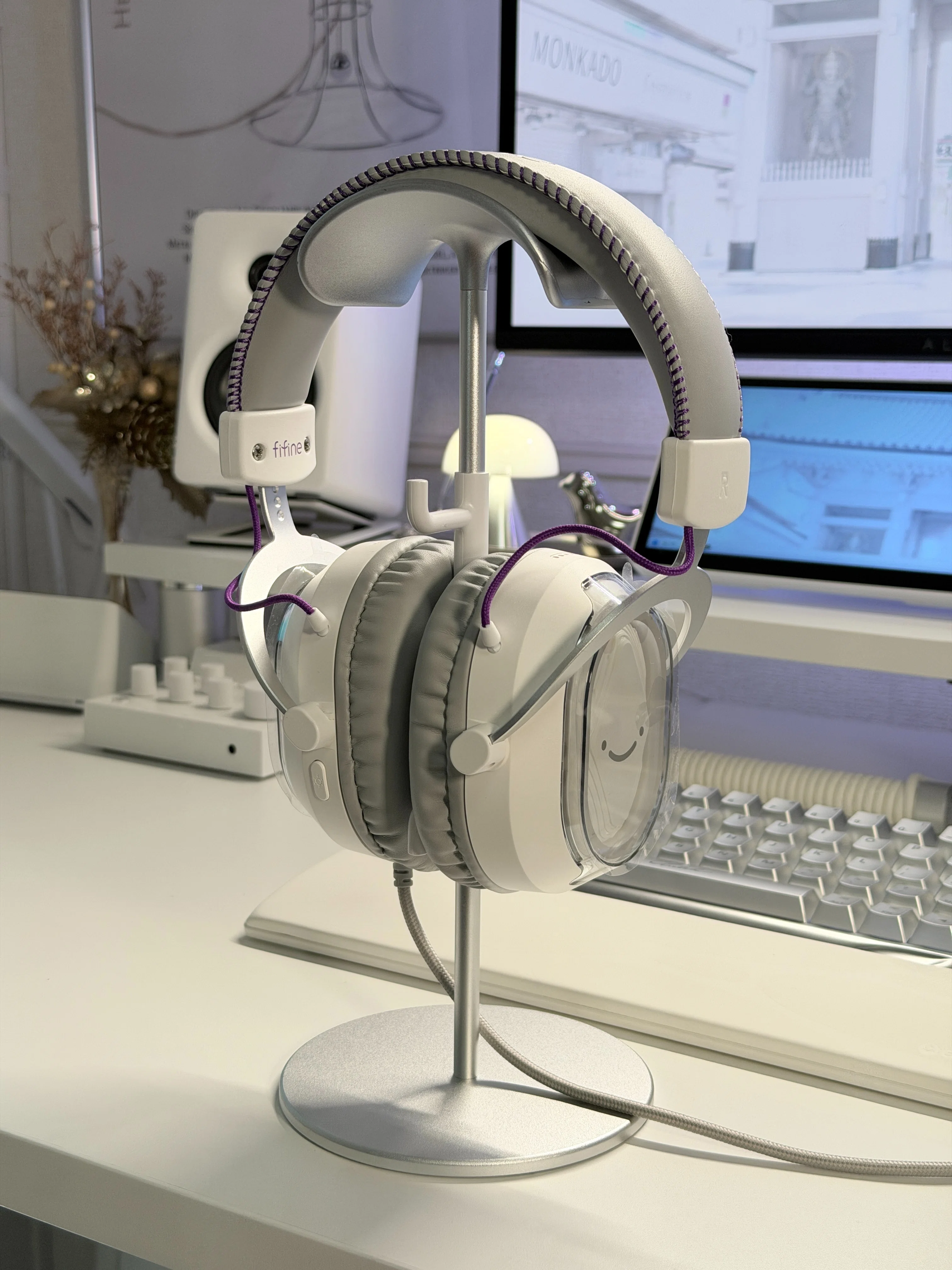 白くて、軽くて、1万円以下。白デスクに合う、ゲーミングヘッドセット