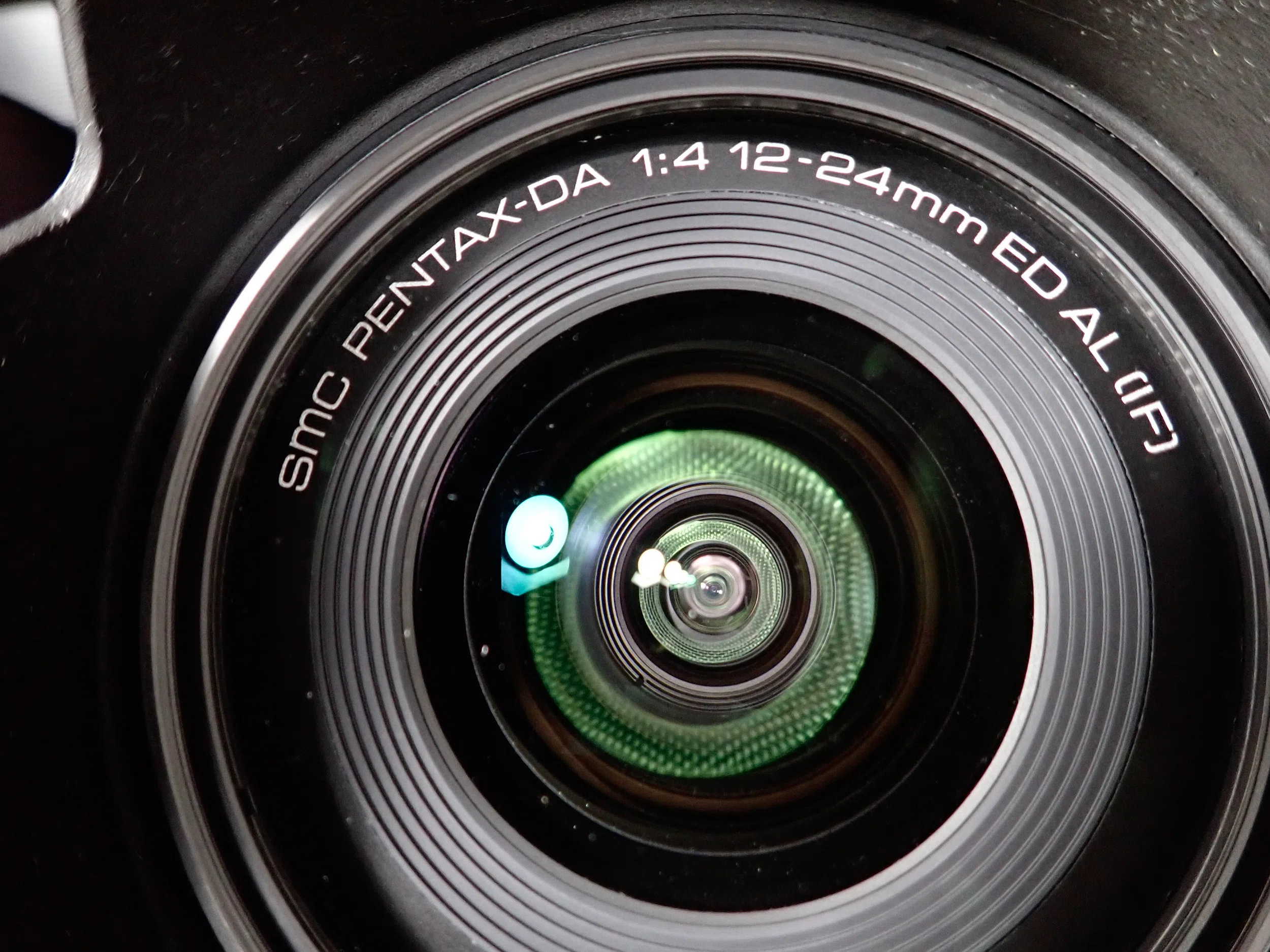 箱の綺麗さは、愛情の証。APS-C用「DA 12-24mmF4」を、あえてフル