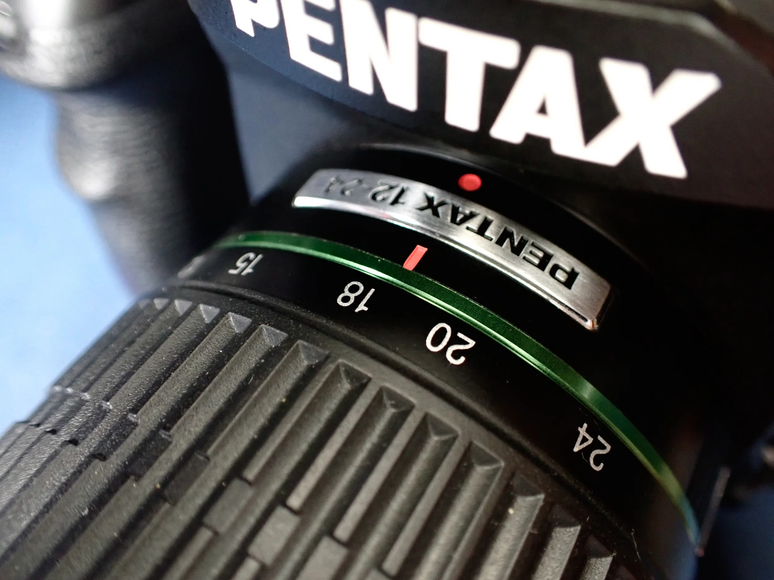 箱の綺麗さは、愛情の証。APS-C用「DA 12-24mmF4」を、あえてフル