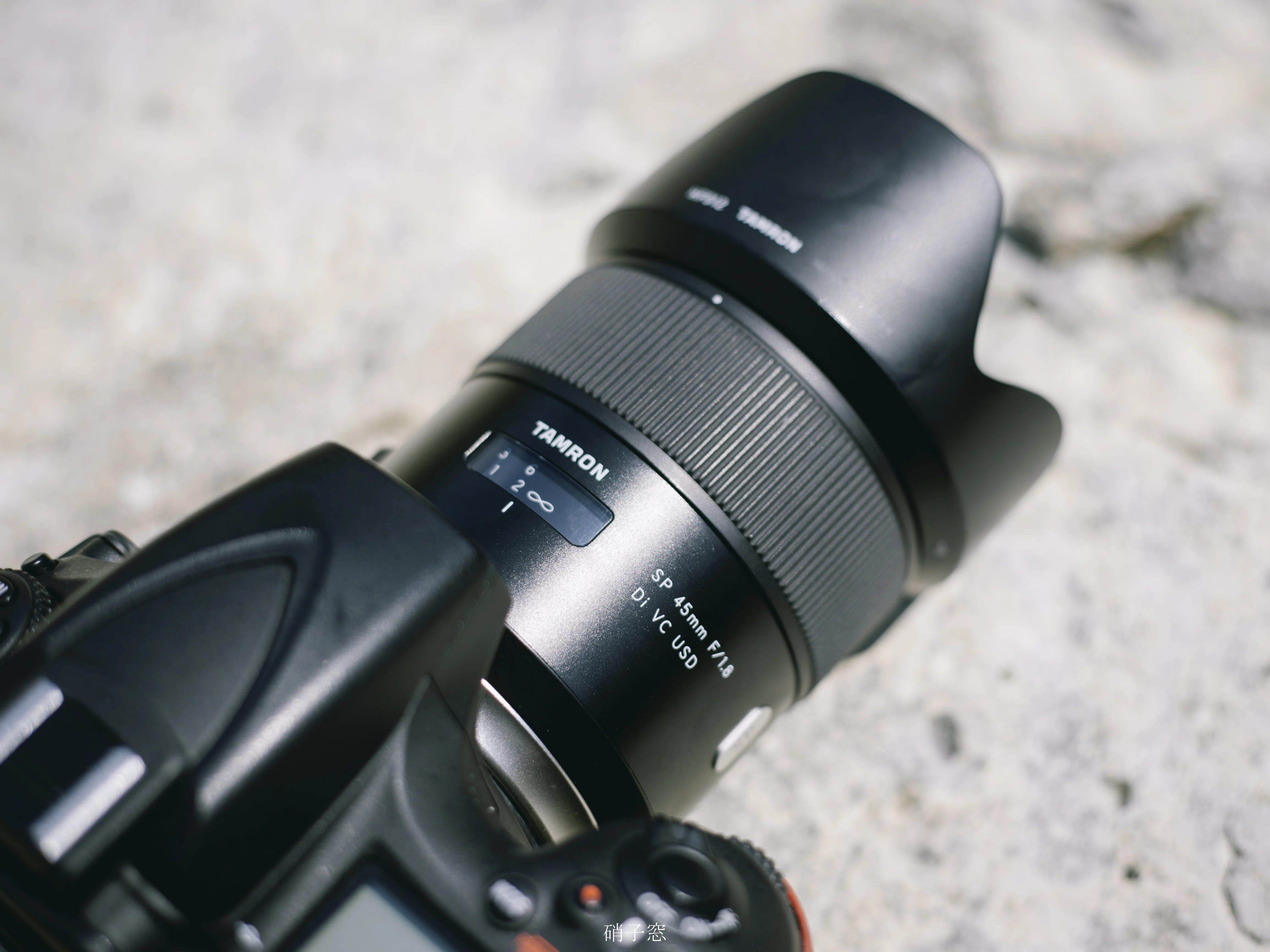 TAMRON SP 45mm F/1.8 Di VC USD｜硝子窓