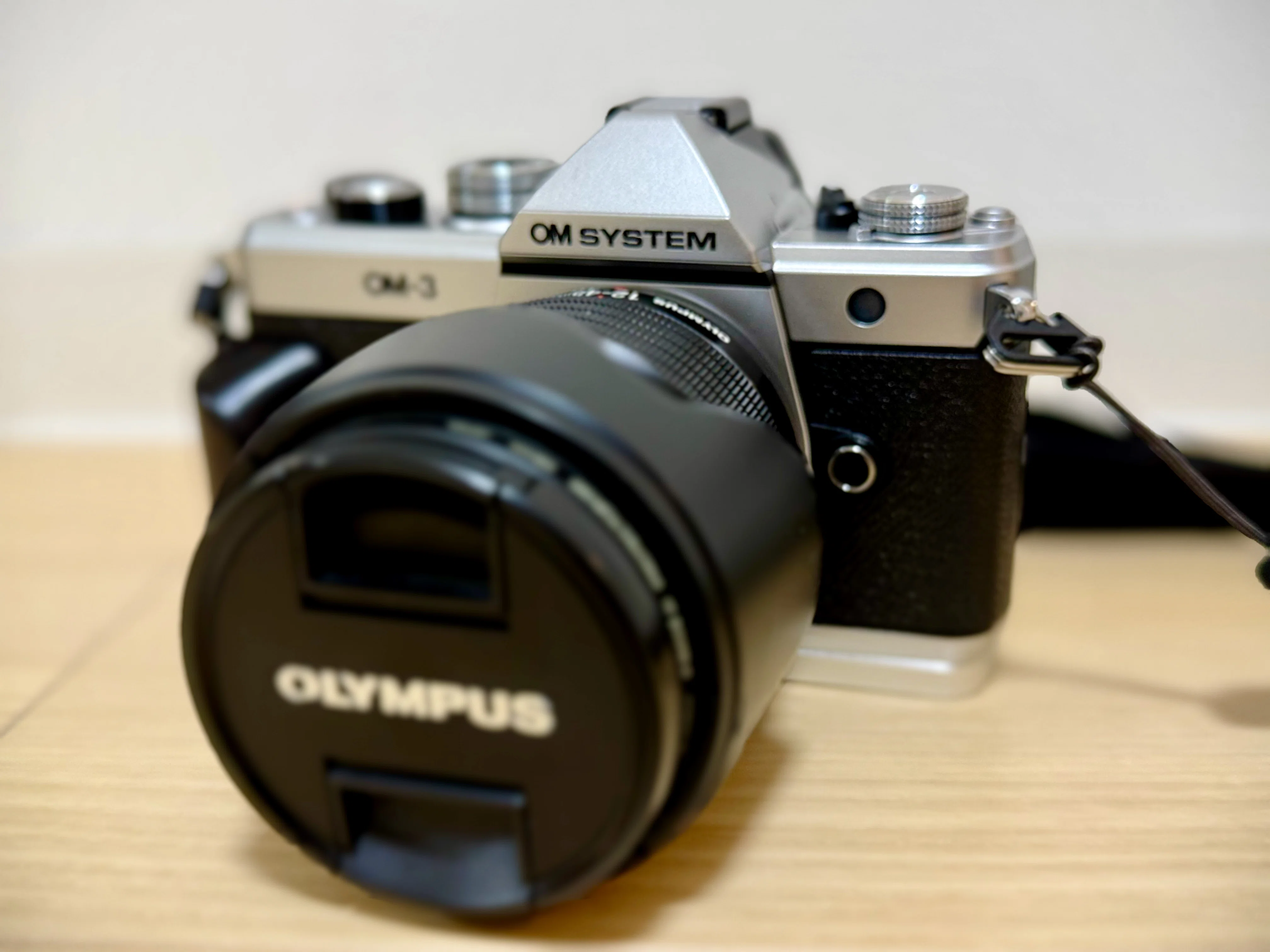 小型軽量・デザイン見事なOM SYSTEM OM-3購入とアクセサリー紹介｜るとる