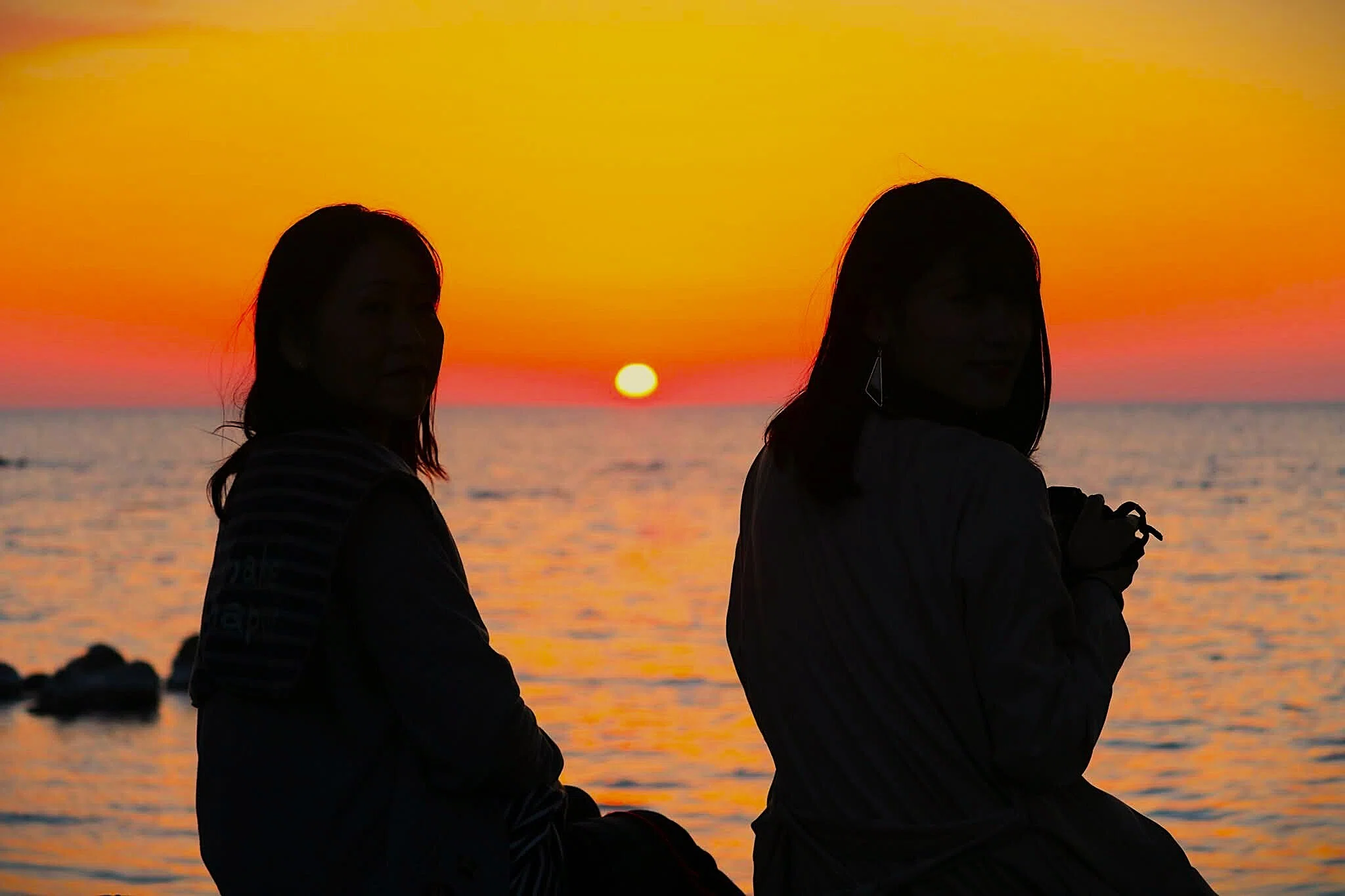 夕日ページ 夏の1コマ(2/3)】夕日を追いかけて、大切な人と過ごす夕暮れ｜里海 毅