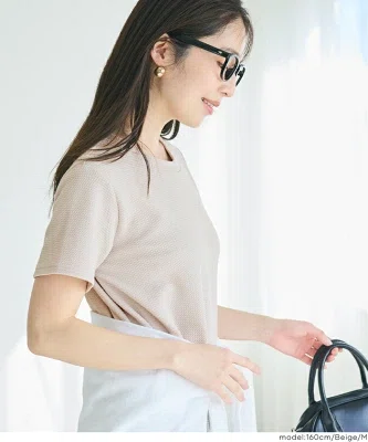cocaのネイビーのエンボス半袖マキシワンピースを着た女性の夏コーデ