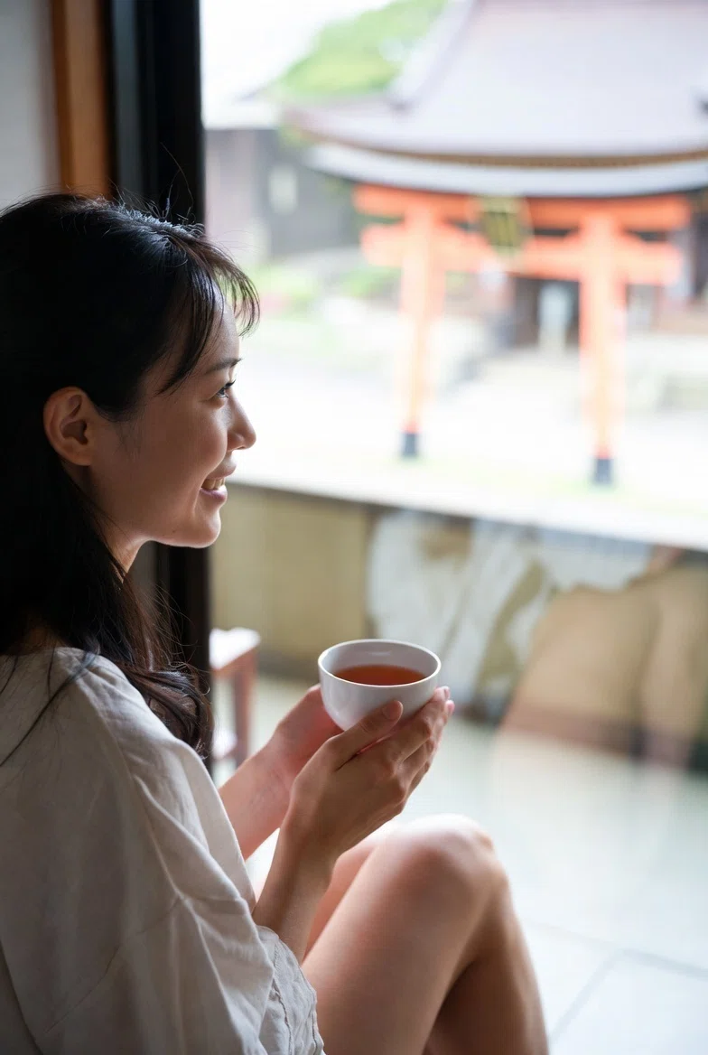 Making the Heart Lighter with Shinto and Buddhism: Chapter 1　The Wonder of the Heart Suddenly Feeling Lighter lonely woman unfulfilled desire erotic alone discipline philosophy night throbbing heart darkness