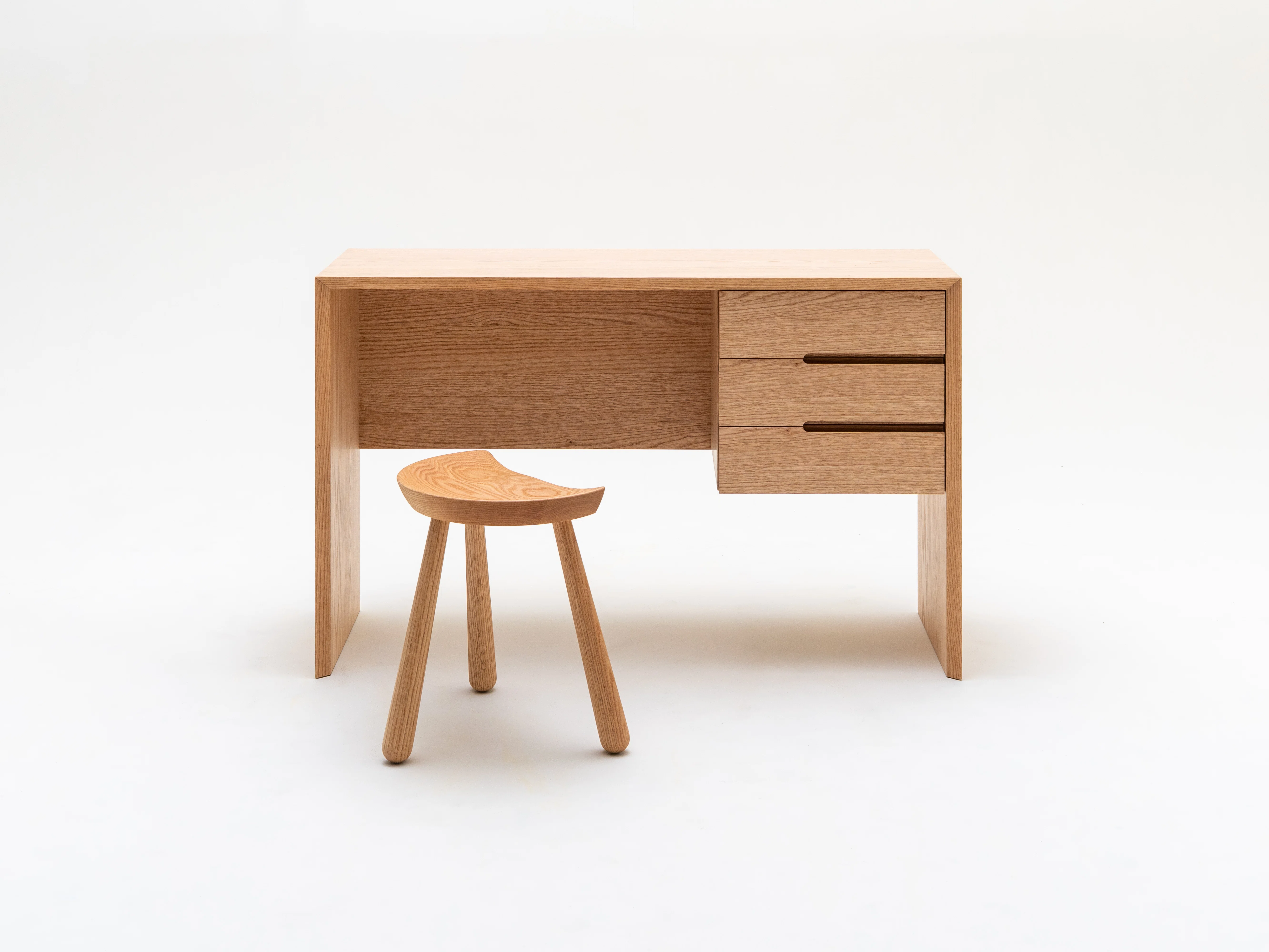 小さくても機能的。コンパクトな机 ― MK404. K-side desk｜わかばかぐ