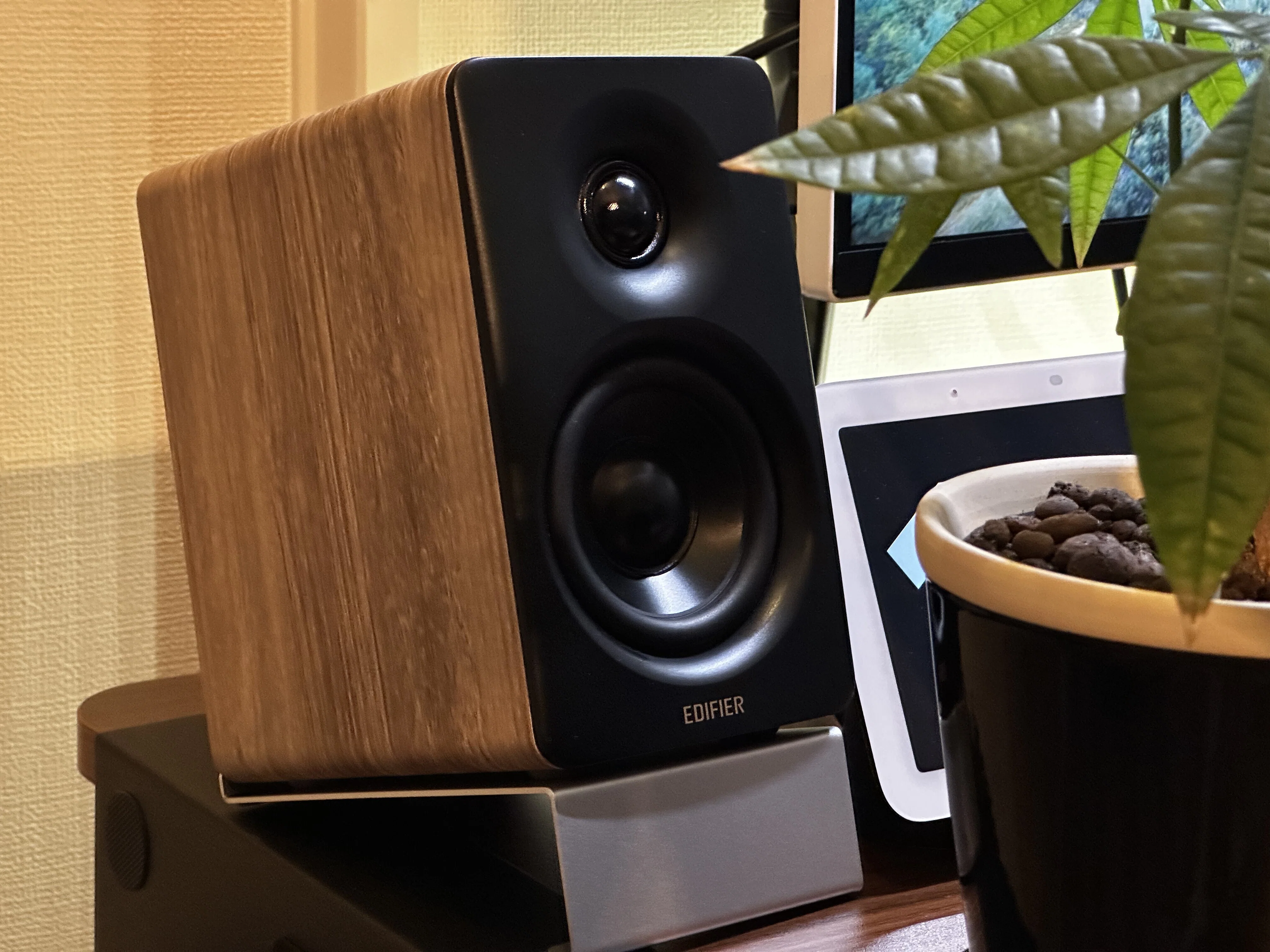 Edifier M60開封】音を聴く前に、シルバーのスタンドを黒くしてしまっ