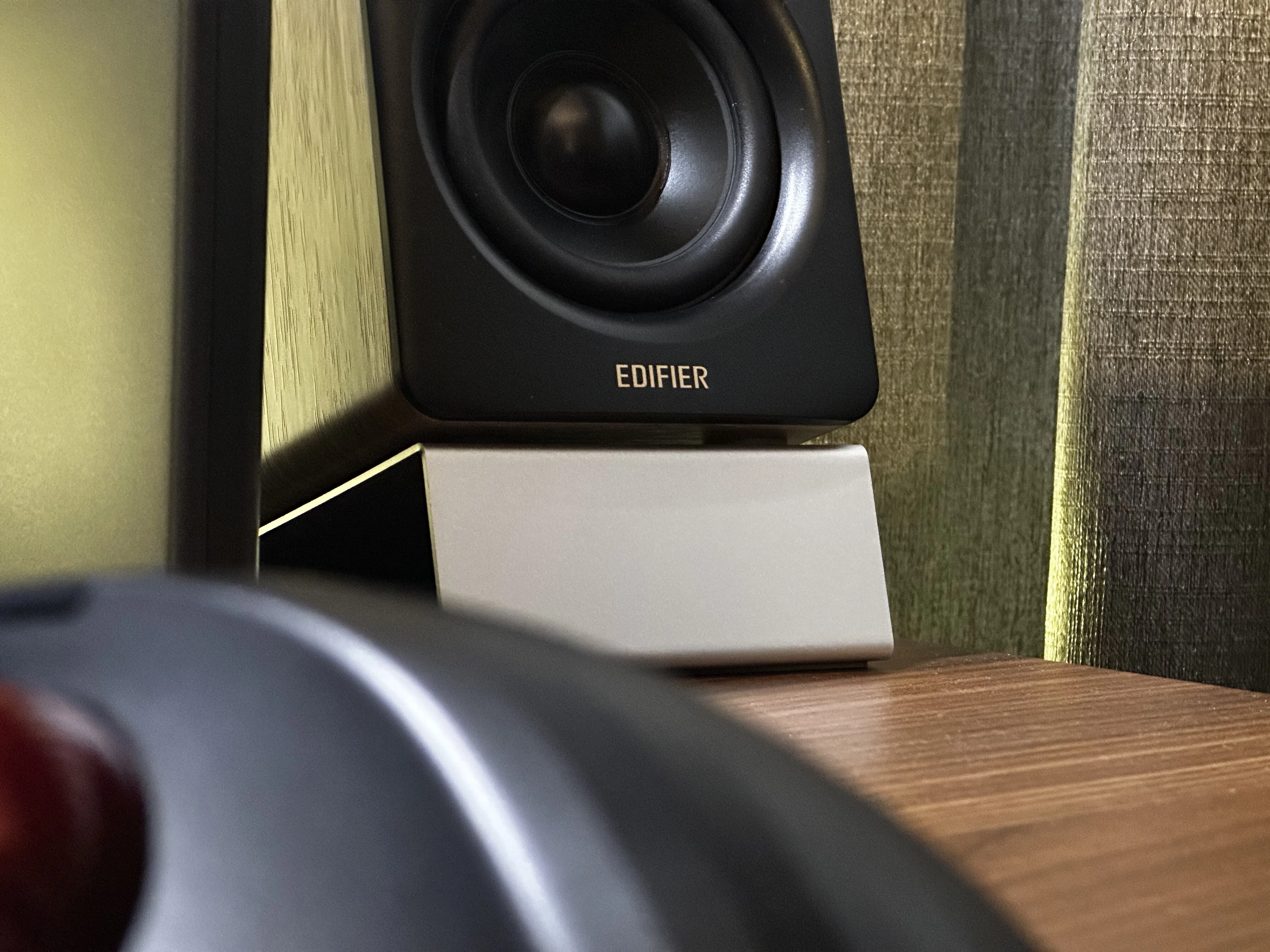 Edifier M60開封】音を聴く前に、シルバーのスタンドを黒くしてしまっ