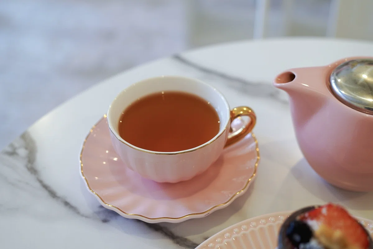 札幌 紅茶店 marble arh cafe sapporo ピンクのカップに入った紅茶
