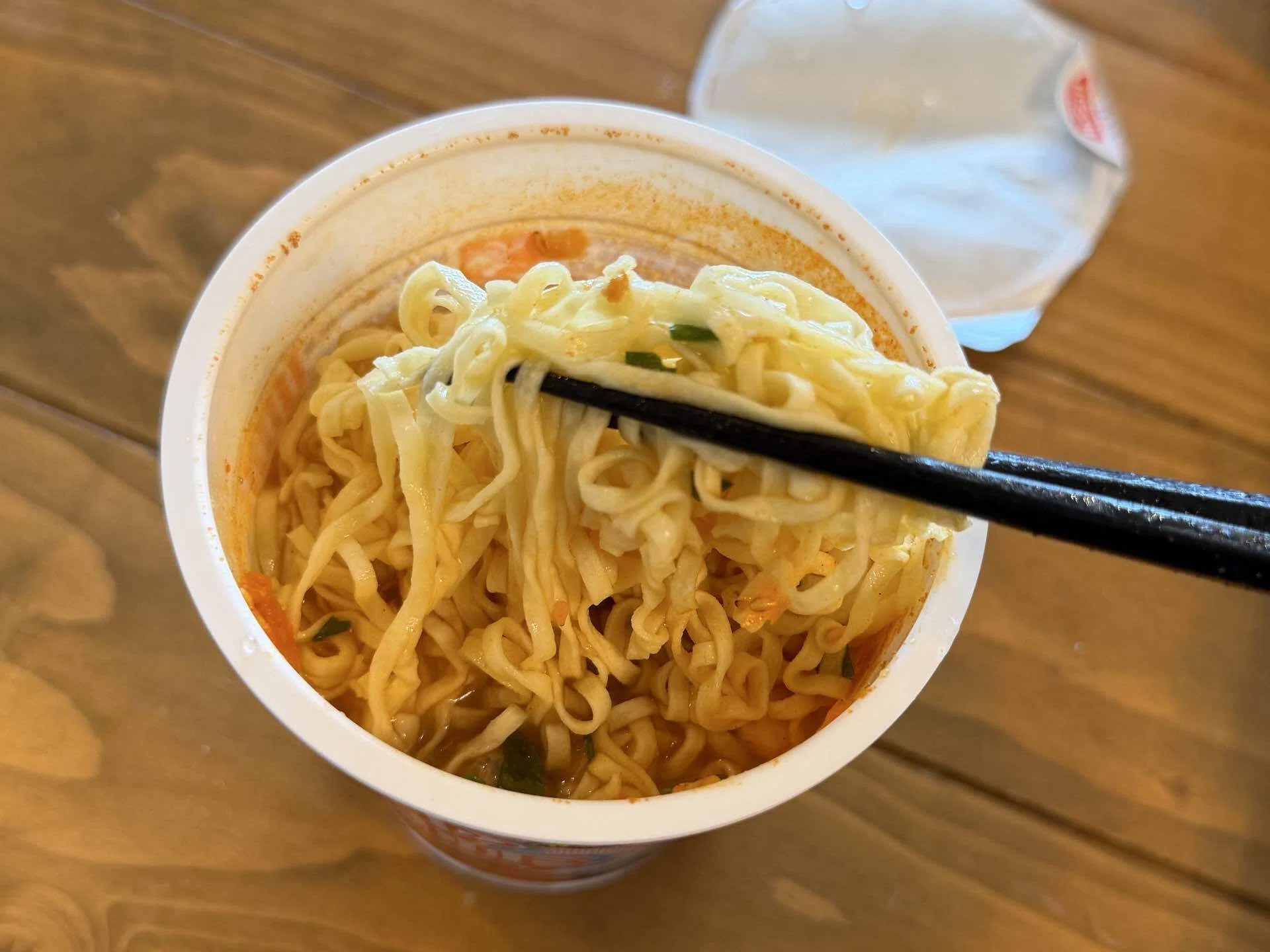 正直レビュー】冷やしカップヌードル ピリ辛キムチ味を食べてみた