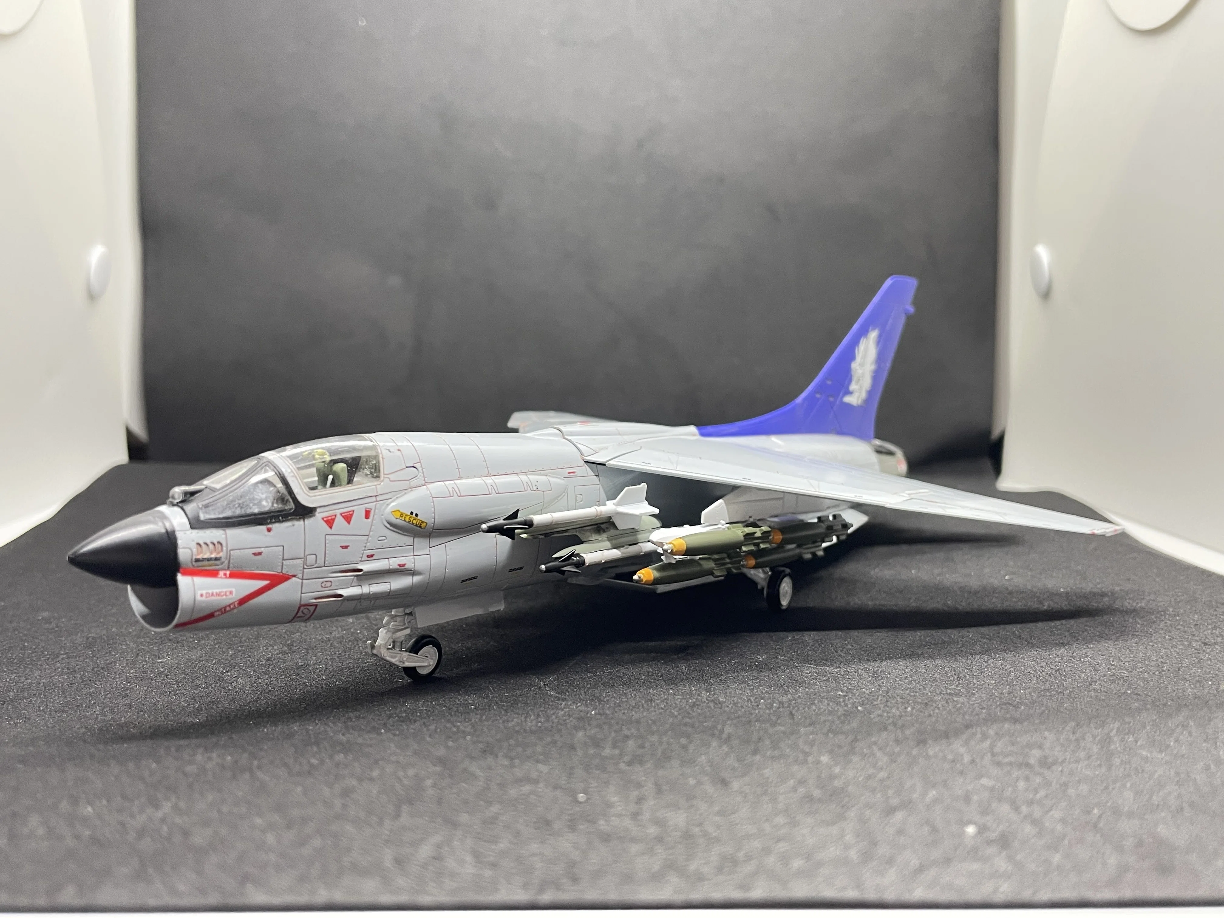 1/48 F8J クルセイダー　塗装済完成品 1/72F8Eクルセイダーをつくってみた｜こねこなめこ