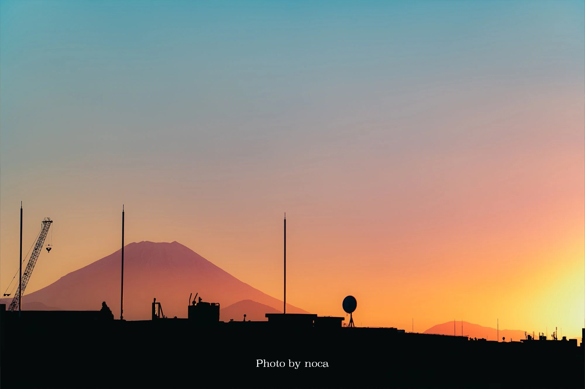 夕焼けの遠景 夕焼けの遠景 絶景は目の前だけとは限らない。｜noca｜