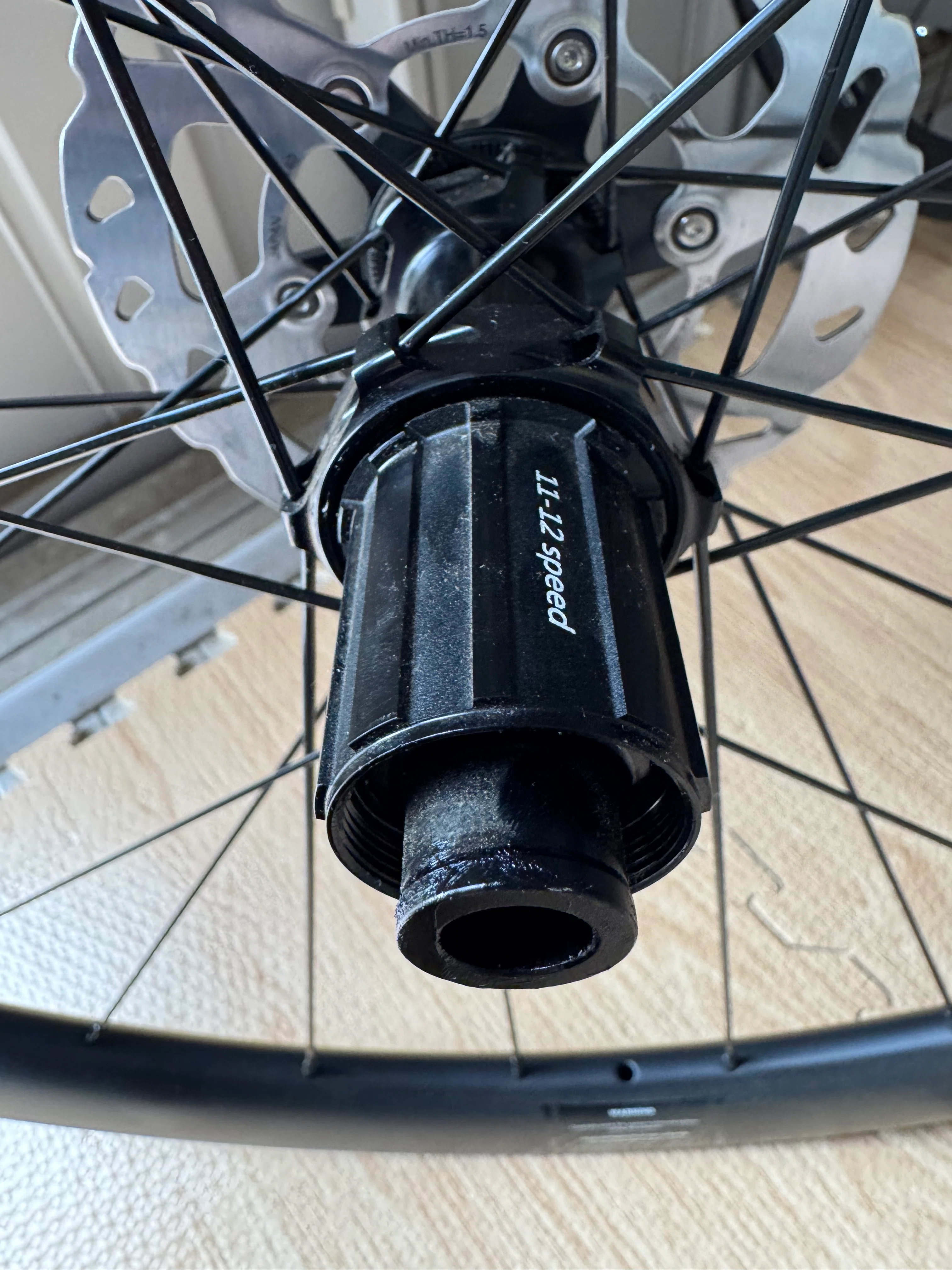ディスクロードバイクを組む⑦ホイールにスプロケをつける｜勝浦かつ