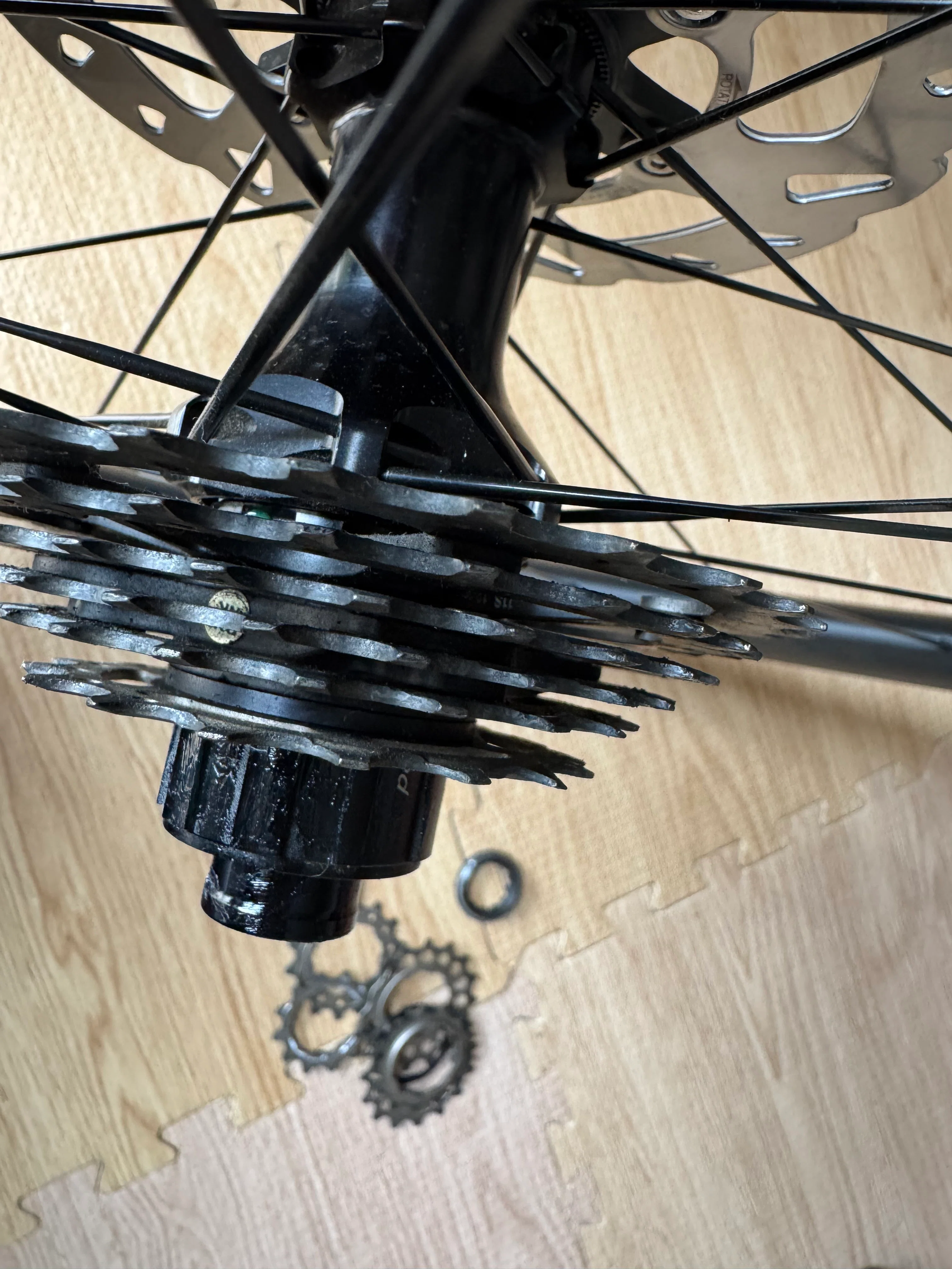 ディスクロードバイクを組む⑦ホイールにスプロケをつける｜勝浦かつ