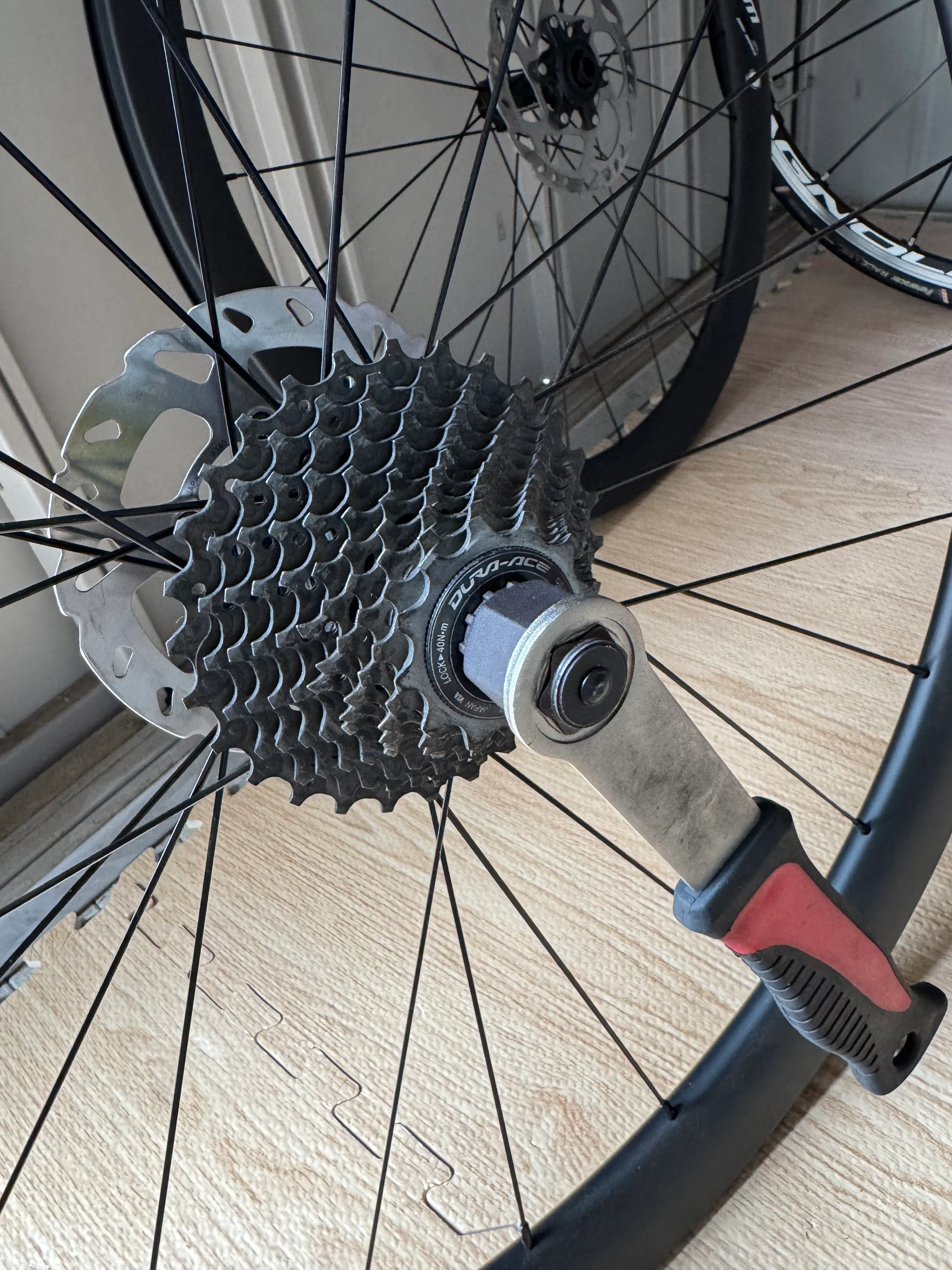 ディスクロードバイクを組む⑦ホイールにスプロケをつける｜勝浦かつ