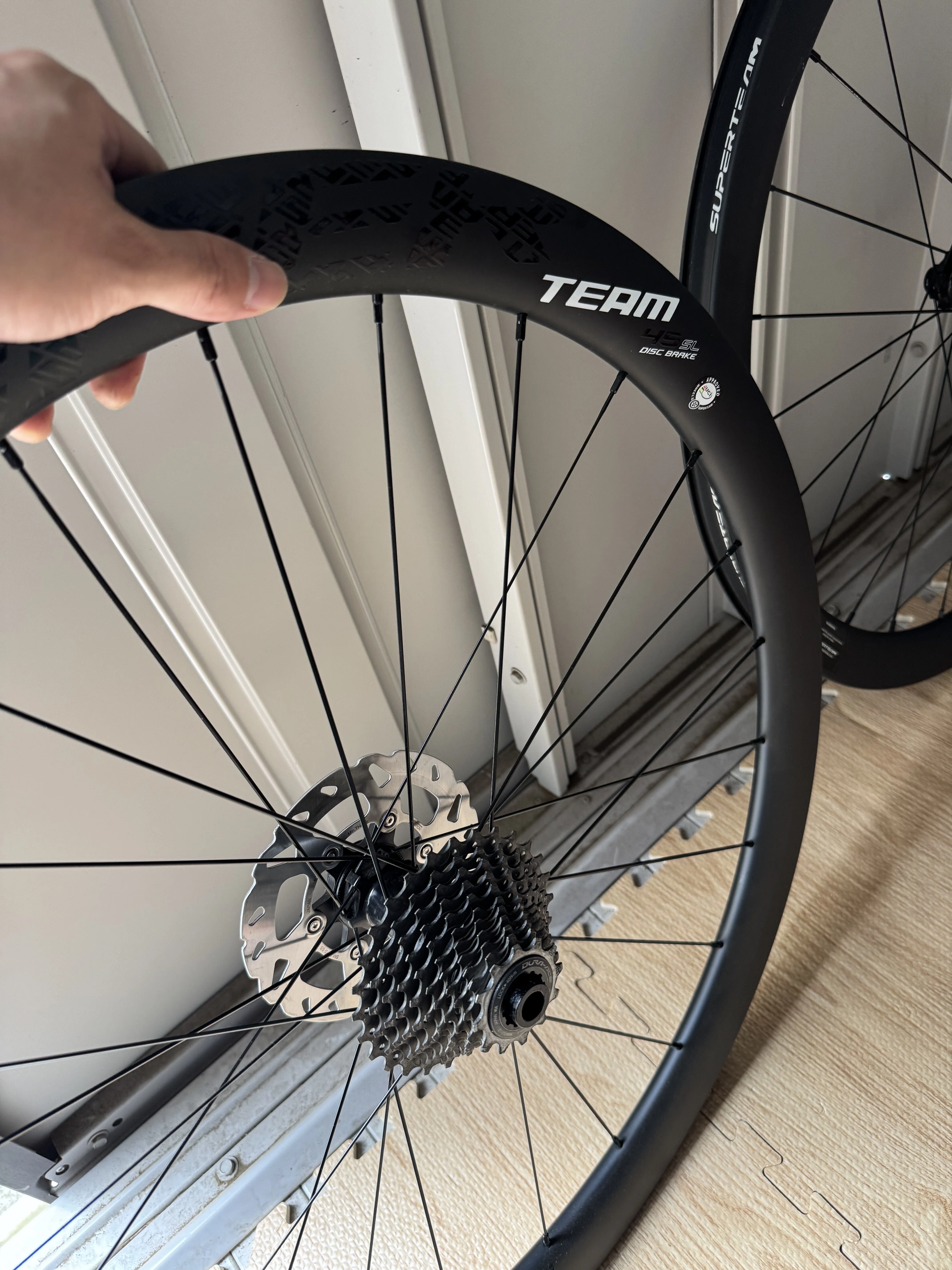 ディスクロードバイクを組む⑦ホイールにスプロケをつける｜勝浦かつ