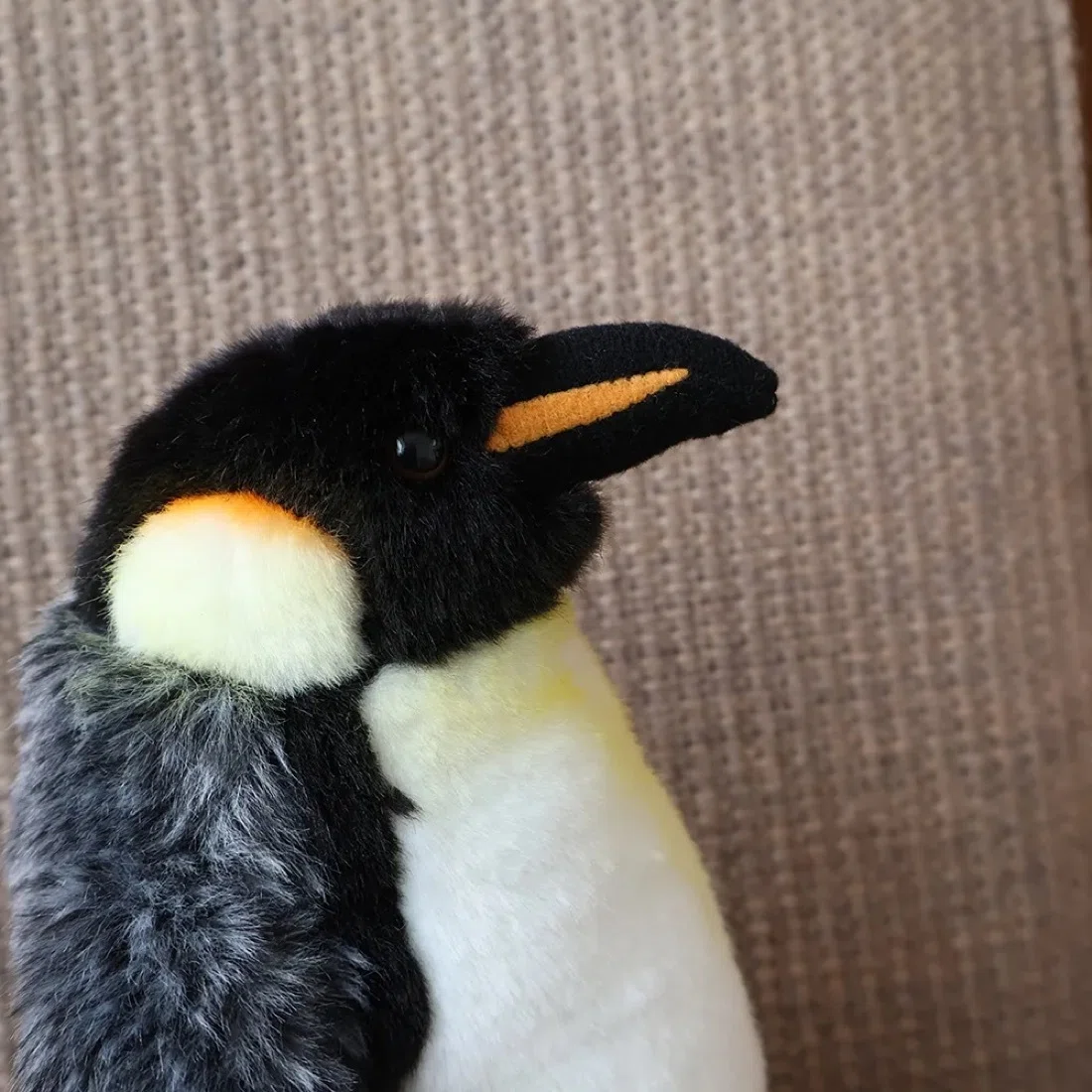 絶滅危惧種、皇帝ペンギンのハンドメイド縫ぐるみ。WWF（世界自然保護