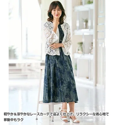 ネイビーとグレーの水彩画風プリントが涼しげな、フレンチ袖の綿100％ロングワンピース