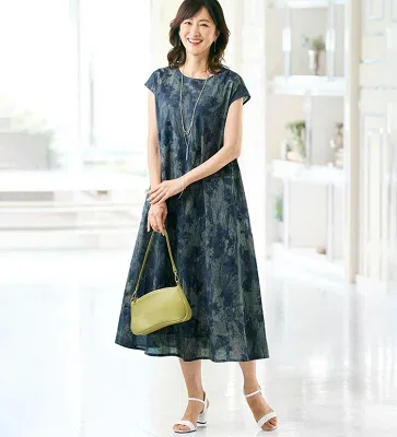 ネイビーとグレーの水彩画風プリントが涼しげな、フレンチ袖の綿100％ロングワンピース