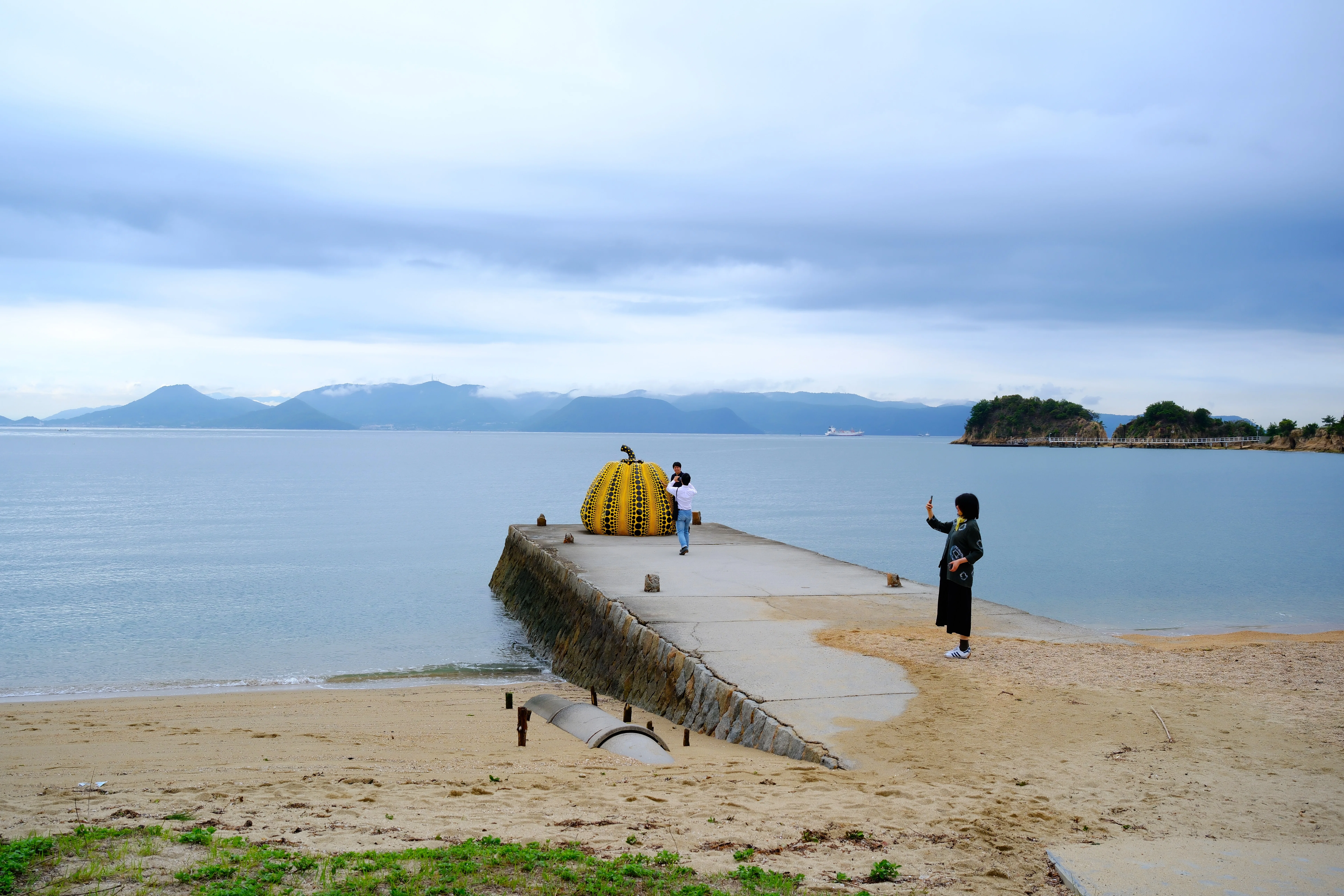 直島の美術館エリアで屋外アート作品を観ながら地中美術館へ向かった
