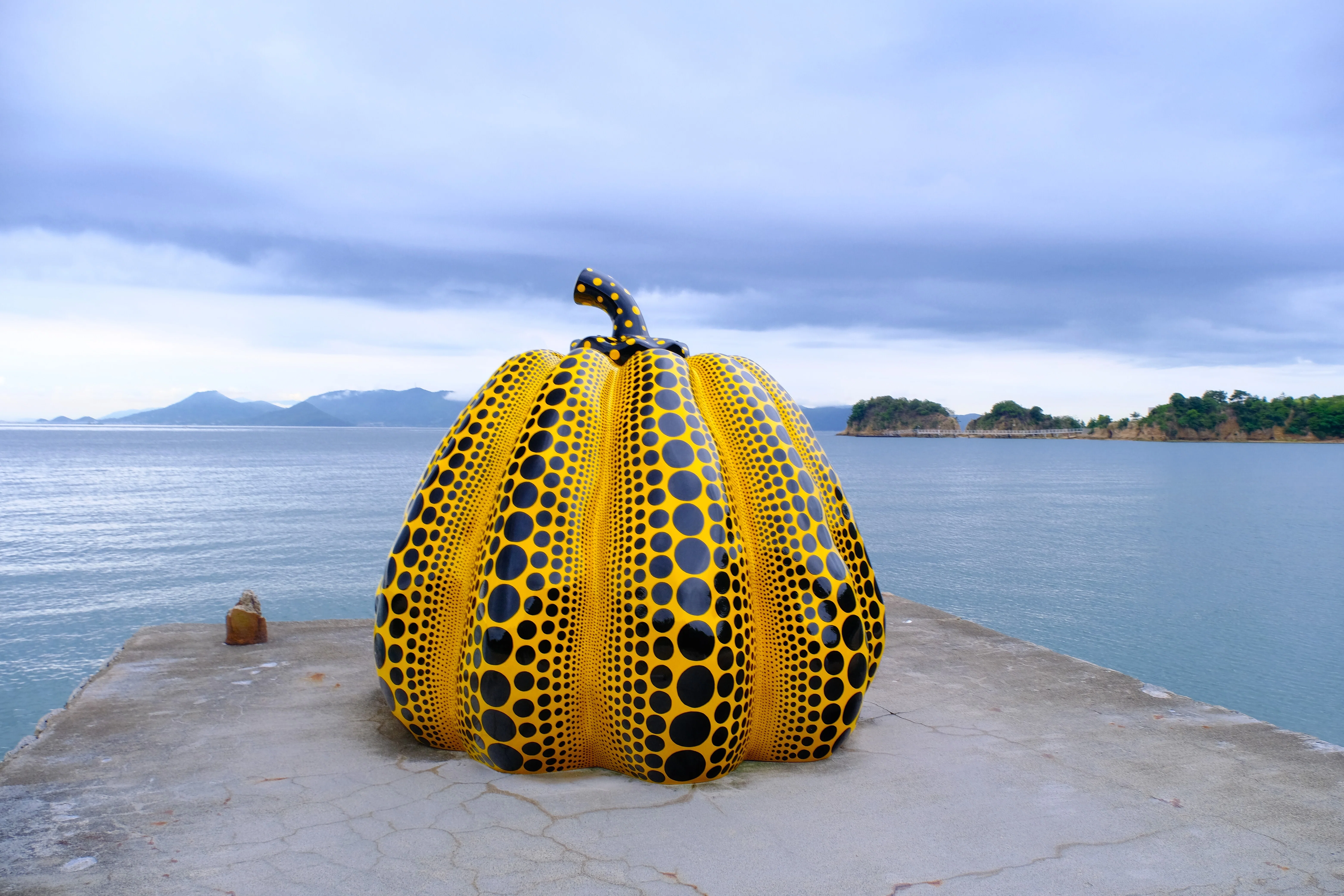 直島の美術館エリアで屋外アート作品を観ながら地中美術館へ向かった