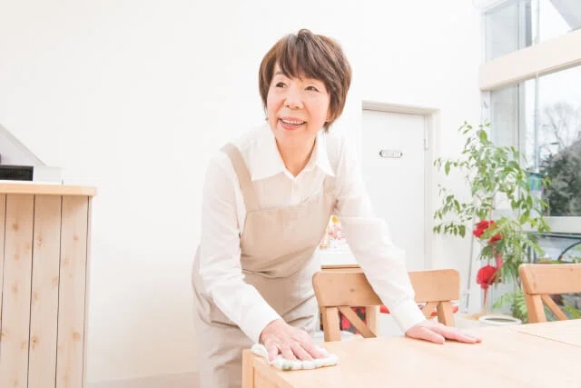 シルバー人材センターから紹介された仕事で働く中高年の女性