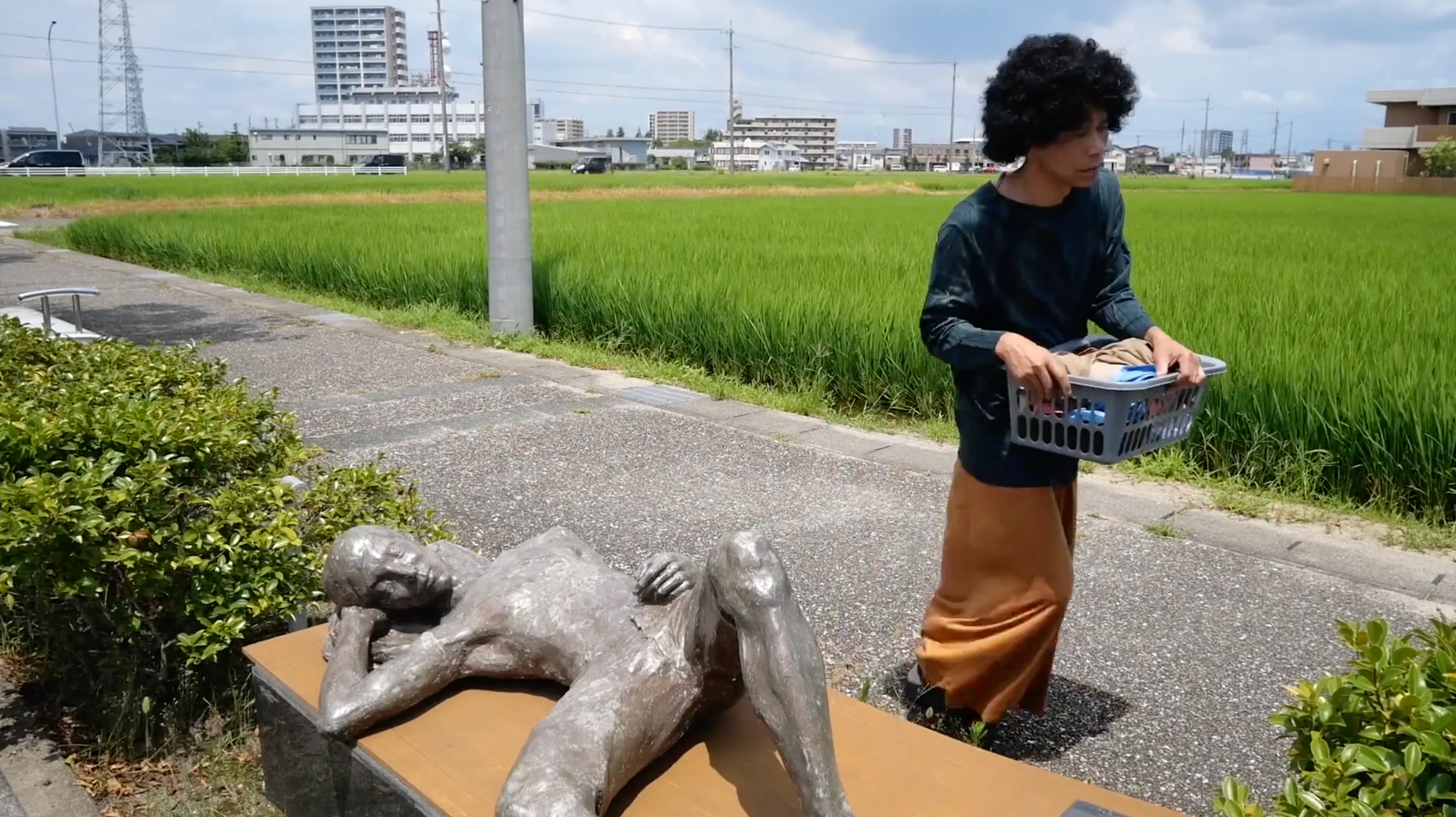吹き飛んだ銅像 いつになったら夏休みの宿題するんや？｜福島カツシゲ