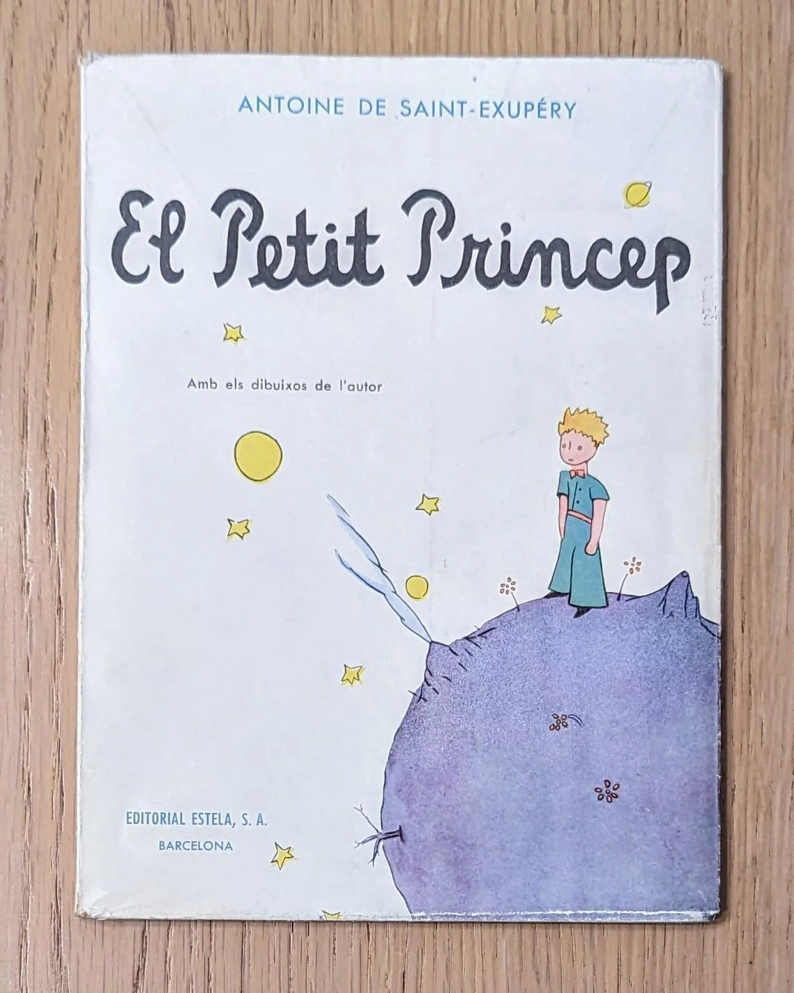世界でたった1冊しかないカタルーニャ語版の『星の王子さま』を手に