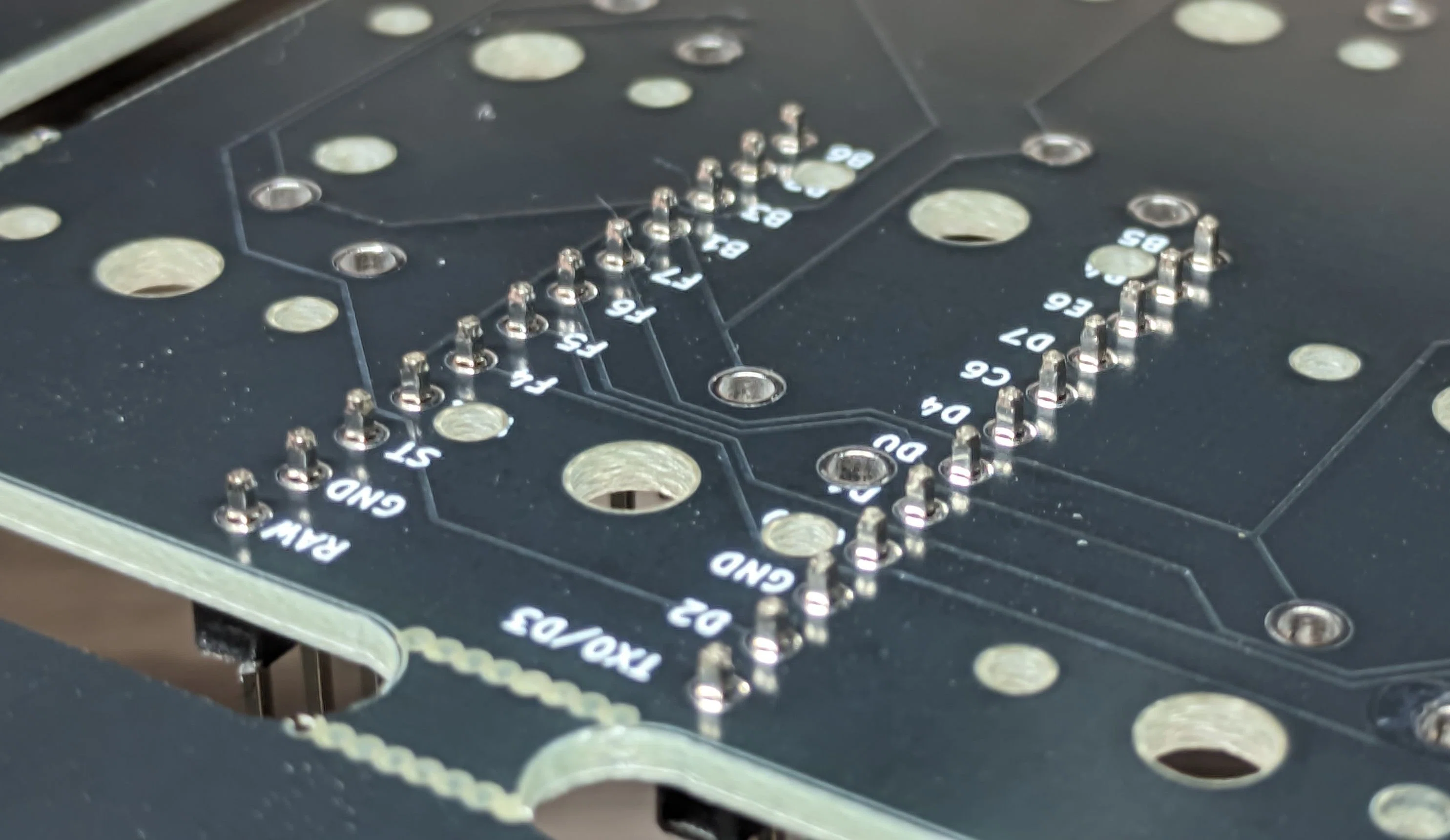 自作キーボードでマイコンを基板裏に隠す方法｜赤い洗面器