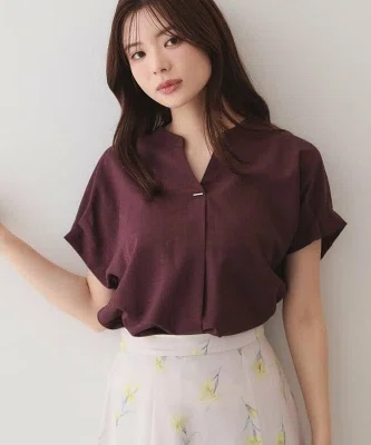 グレージュの接触冷感ブラウスとモカブラウンのロングスカートを合わせた、真夏の取引先訪問コーデ