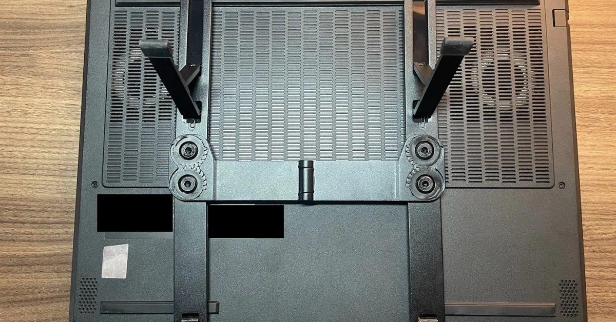 SODIノートパソコンスタンドにPCを載せた背面。ファンの下に空間がある