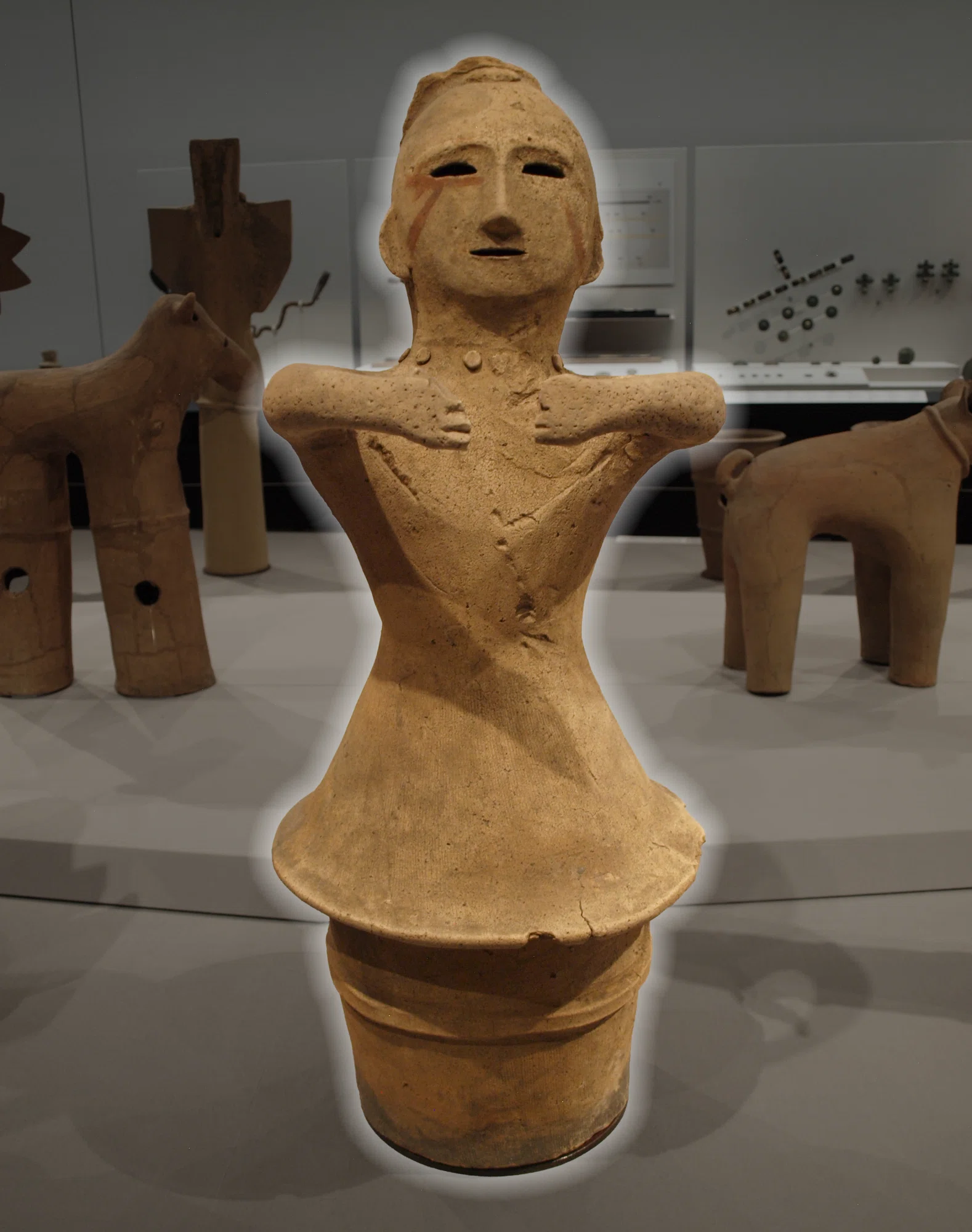 ただ今展示中⑲《埴輪 両手を挙げる女子》古墳時代・6世紀、東京国立 ただ今展示中⑲《埴輪 両手を挙げる女子》古墳時代・6世紀、東京国立