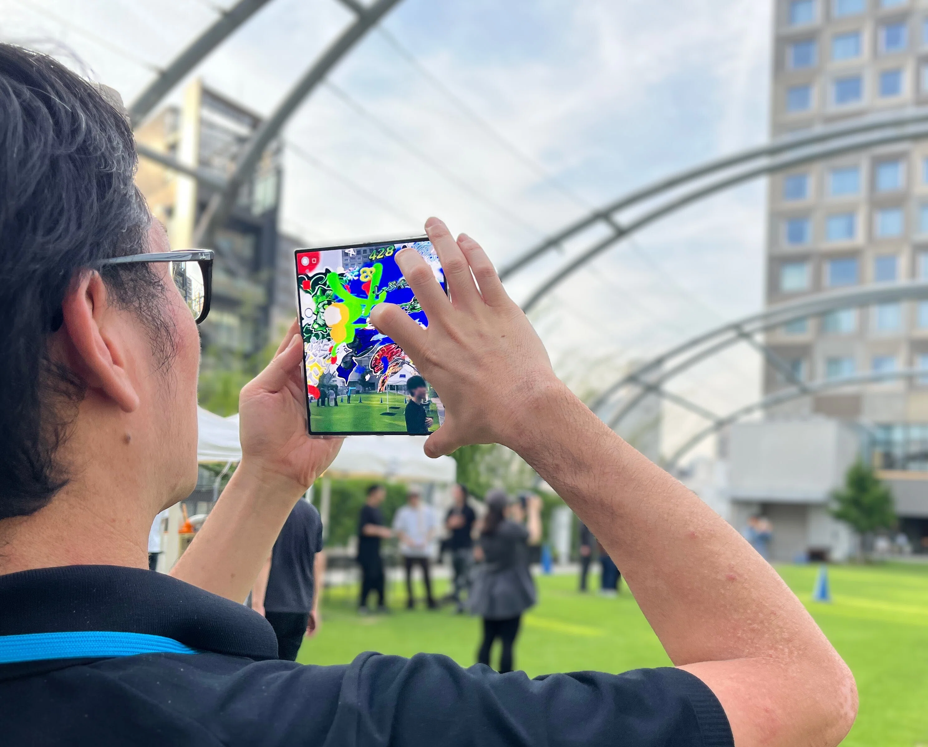 渋谷に巨大なARキャンバスが出現！ミリ波で実現した共同お絵描き体験